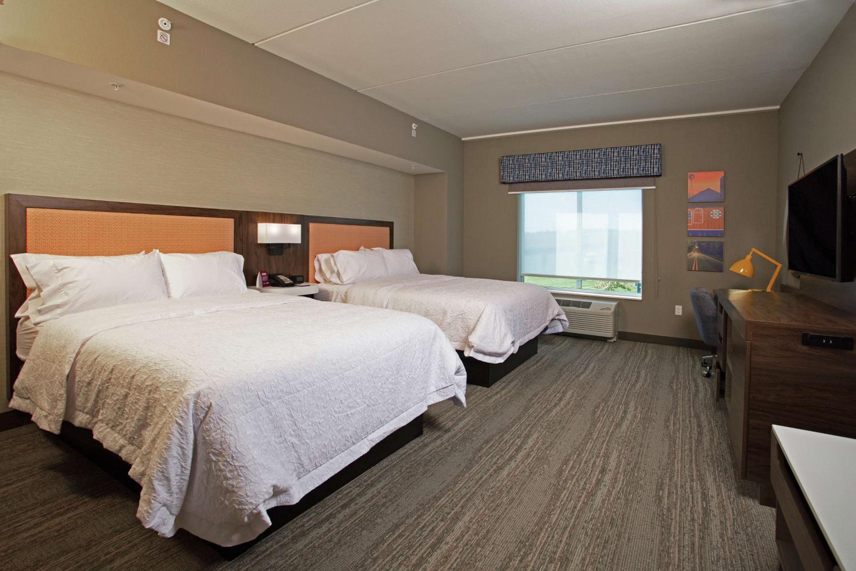 Queen Room with Two Queen Beds (4 Adults) photo 1
