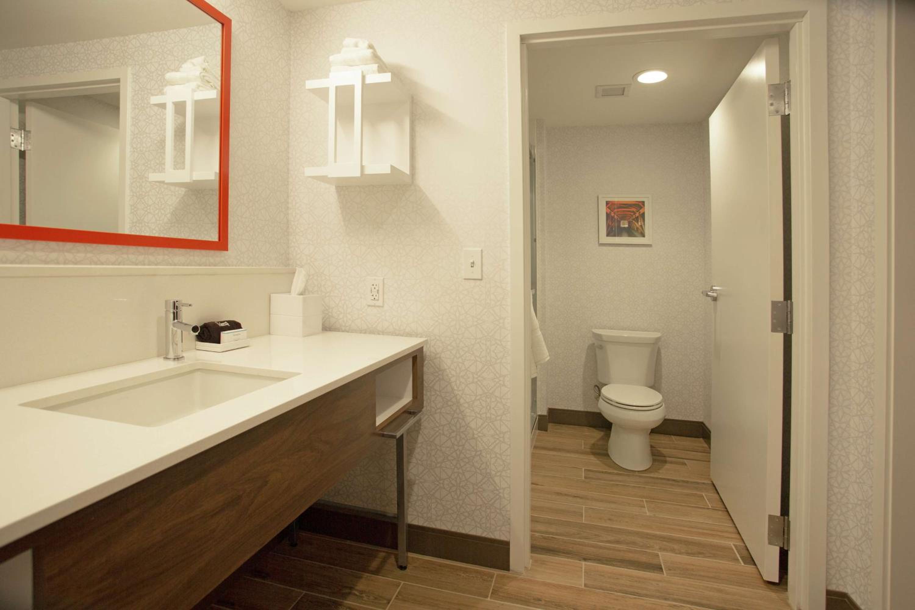 King Room - Non-Smoking photo 2