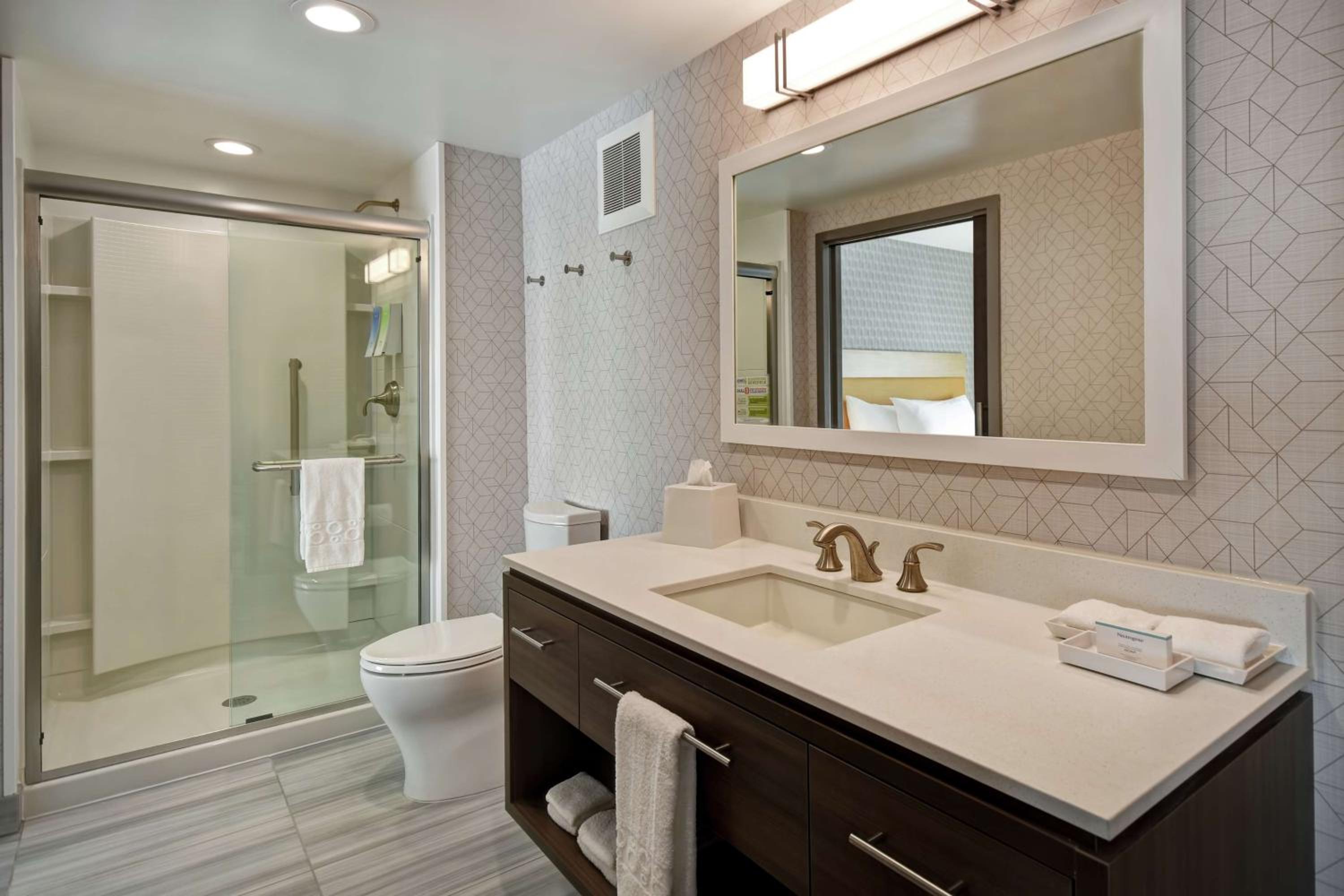 King Suite - Hearing Access/Non-Smoking - Photo 4
