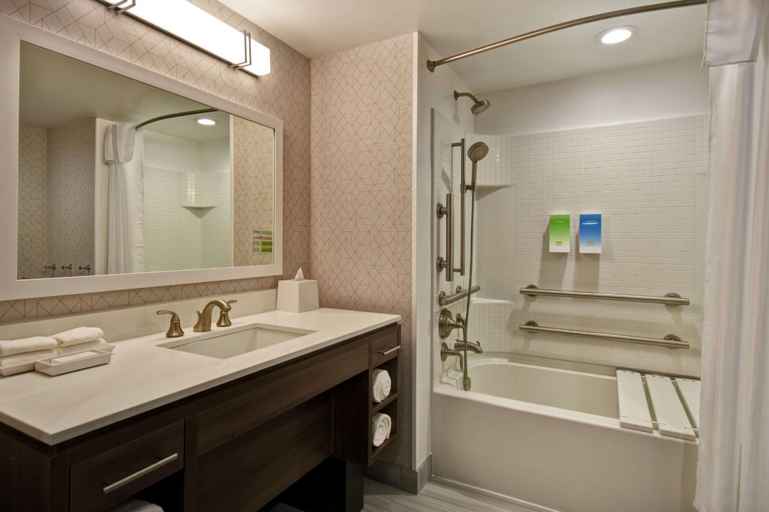 Queen Suite - Mobility Access/Non-Smoking - Photo 4