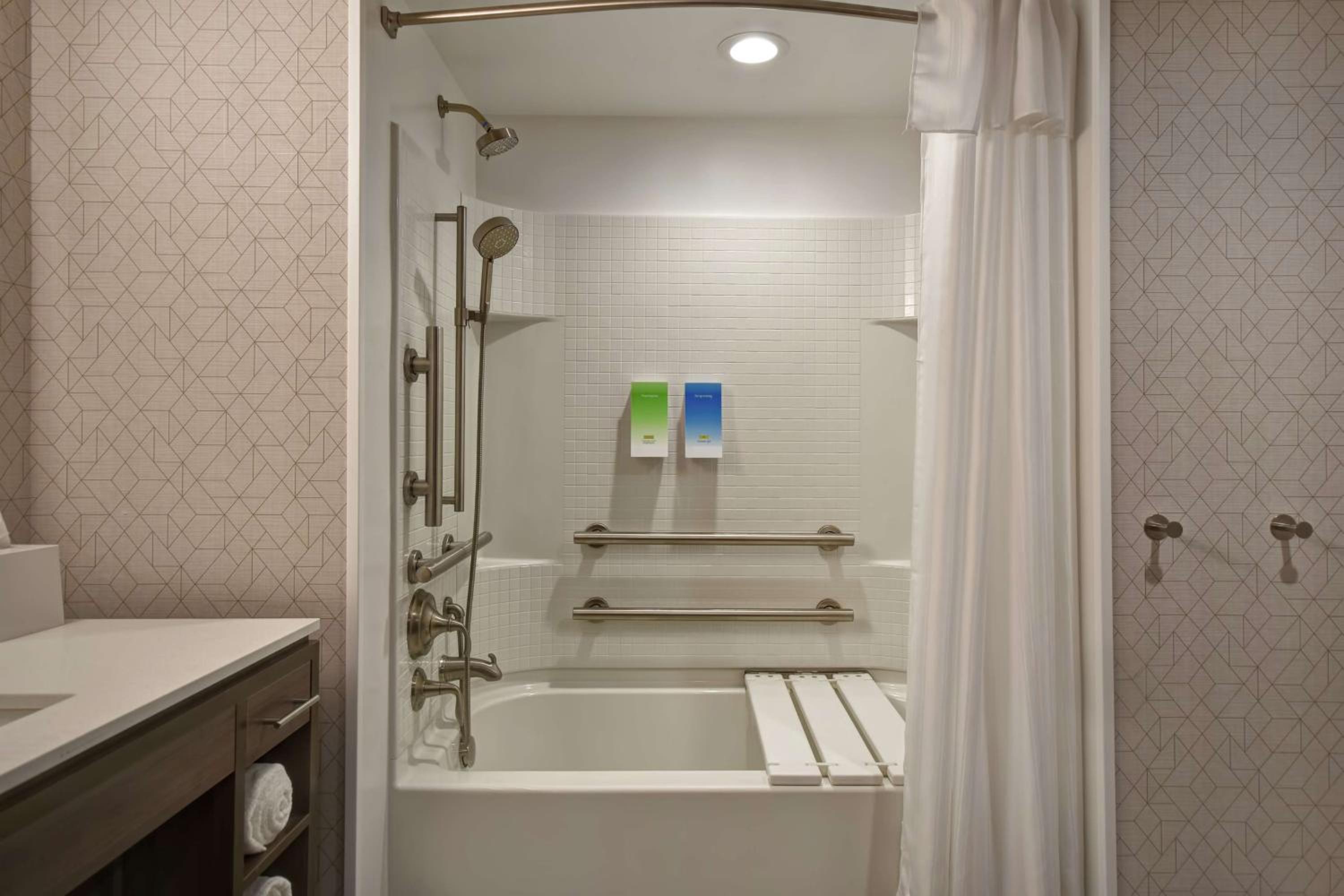 Queen Suite - Mobility Access/Non-Smoking - Photo 2