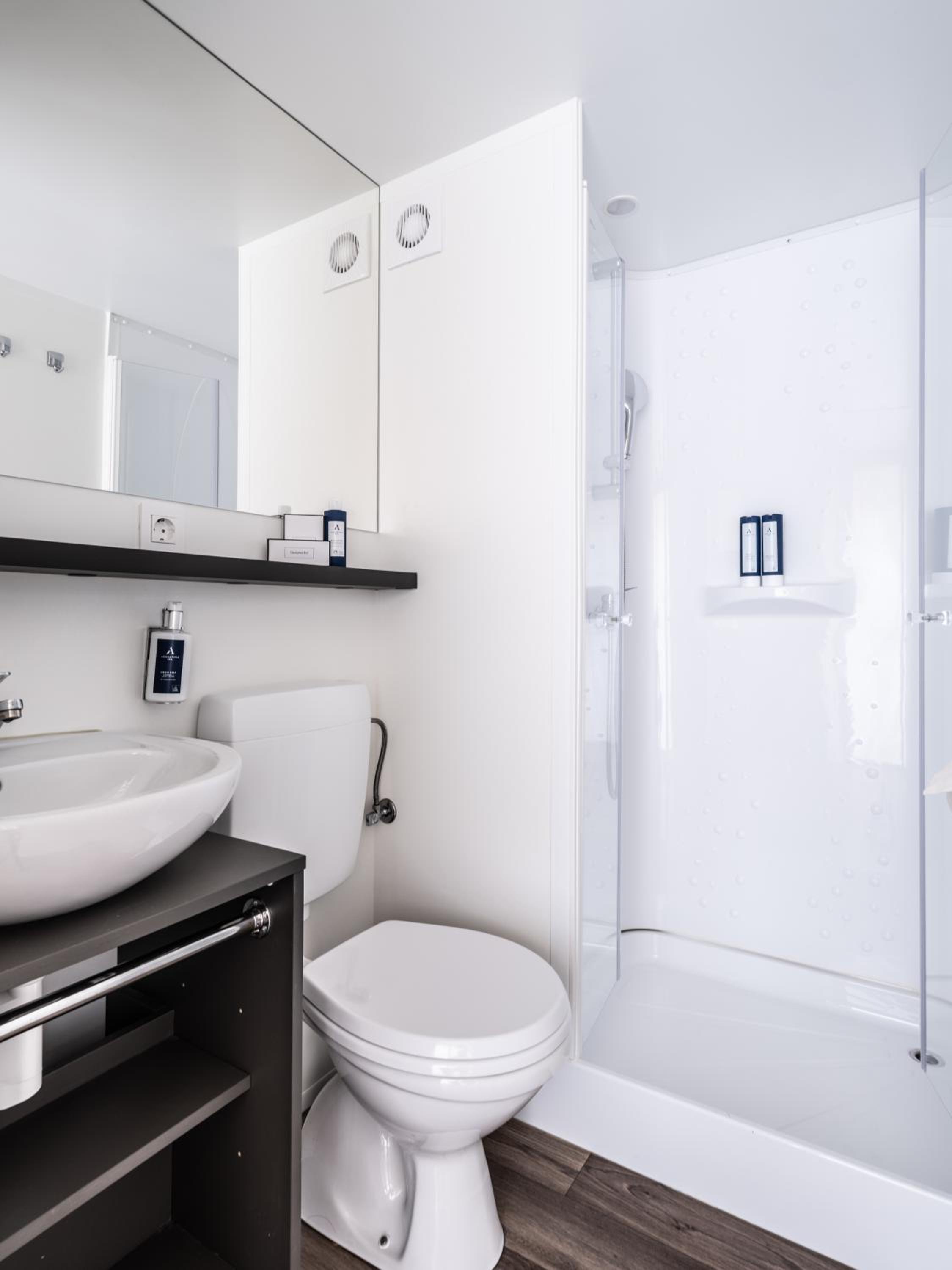 Premium Two-Bedroom Mobile Home with Terrace photo 2