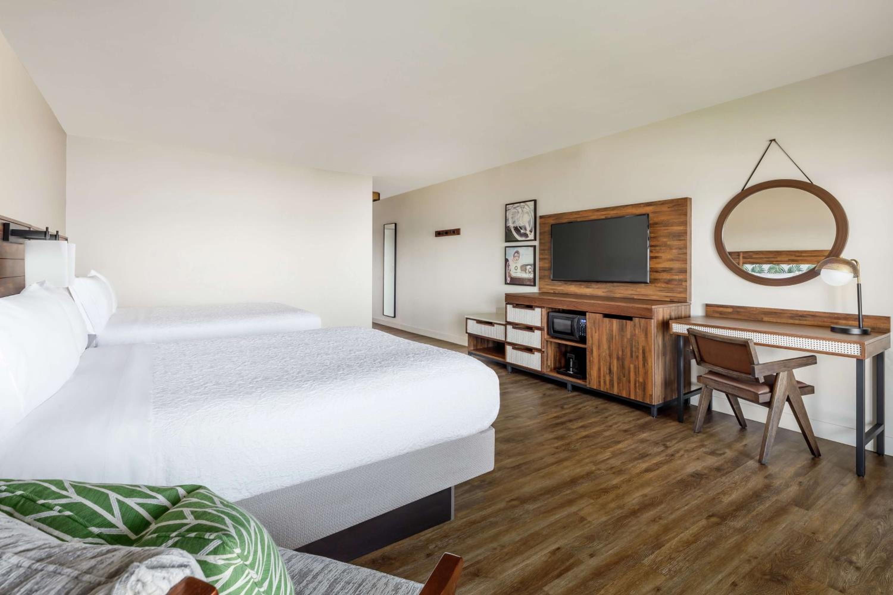 Queen Room with Two Queen Beds and Ocean View - Non-Smoking - Photo 1