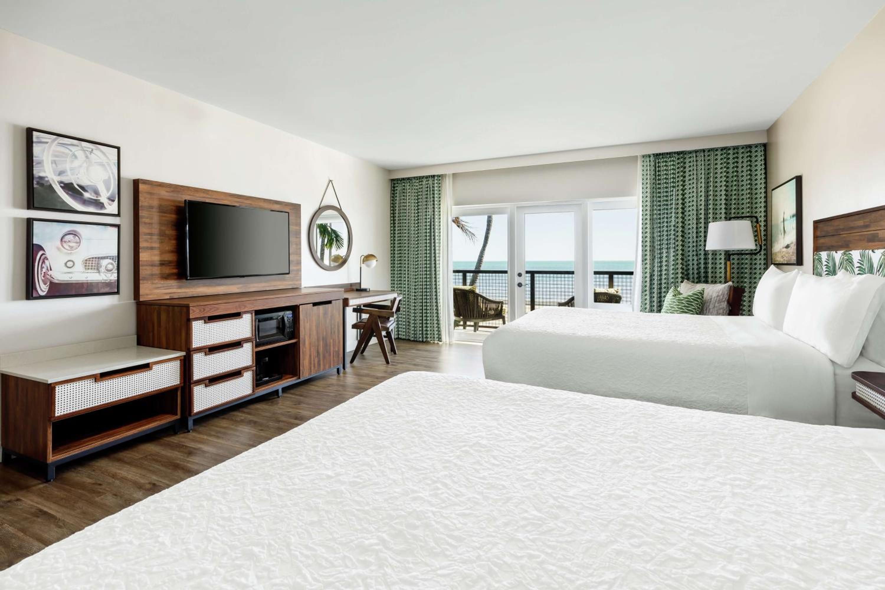 Queen Room with Two Queen Beds and Ocean View - Non-Smoking - Photo 3