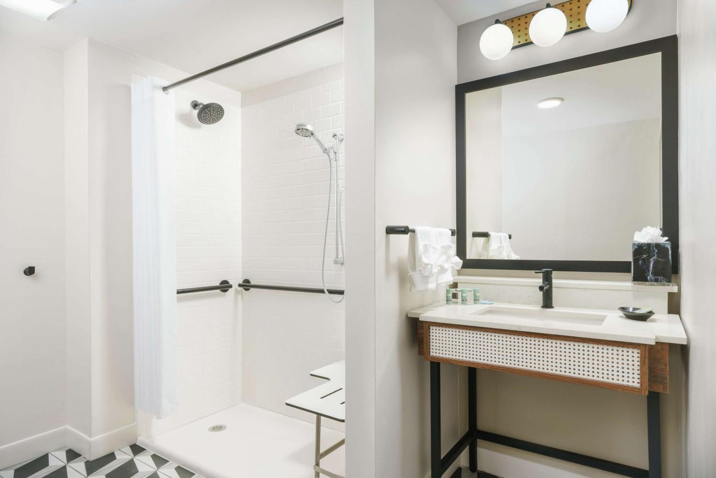 Queen Room with Two Queen Beds and Roll-In Shower - Mobility and Hearing Access/Non-Smoking - Photo 4