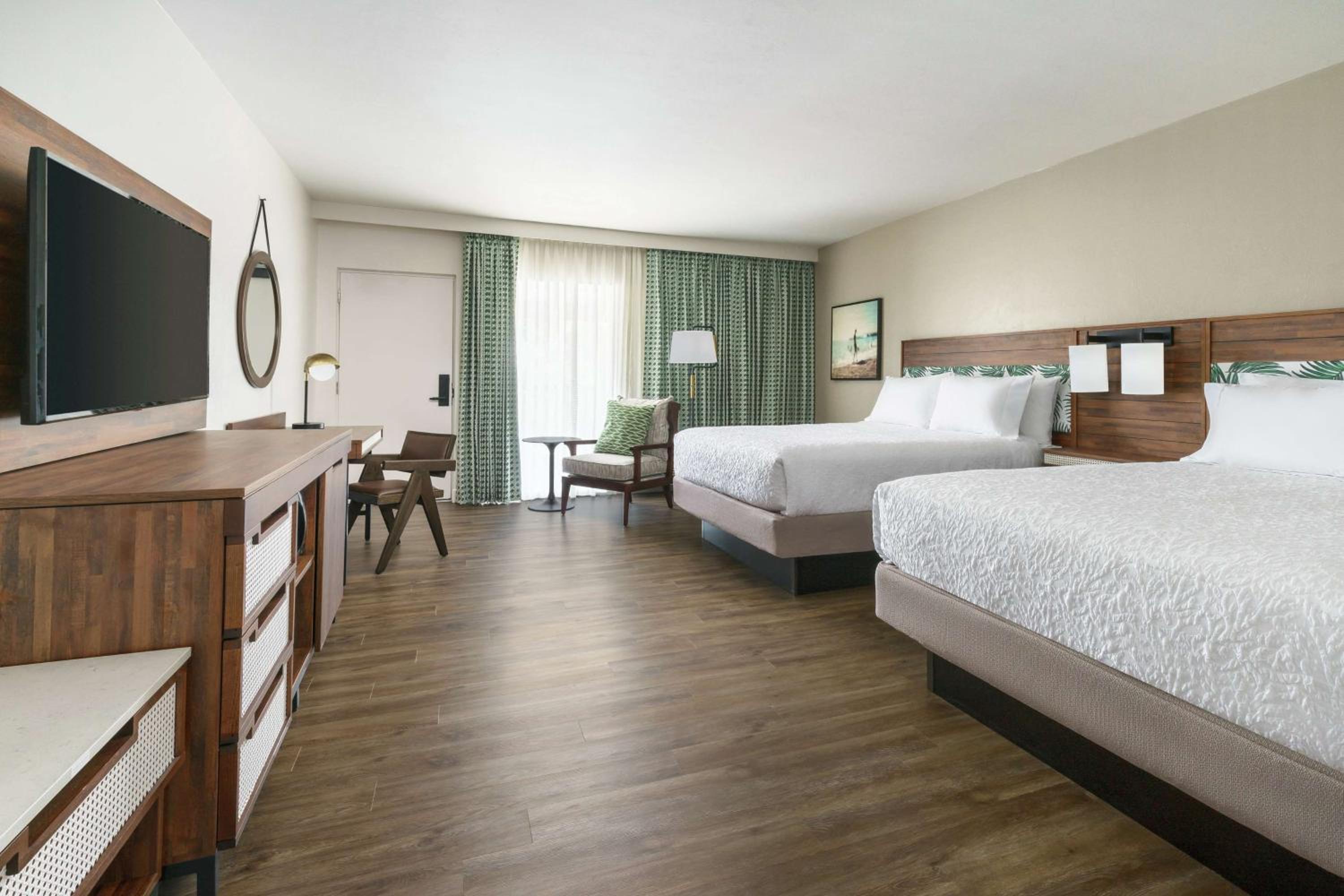 Queen Room with Two Queen Beds - Photo 3
