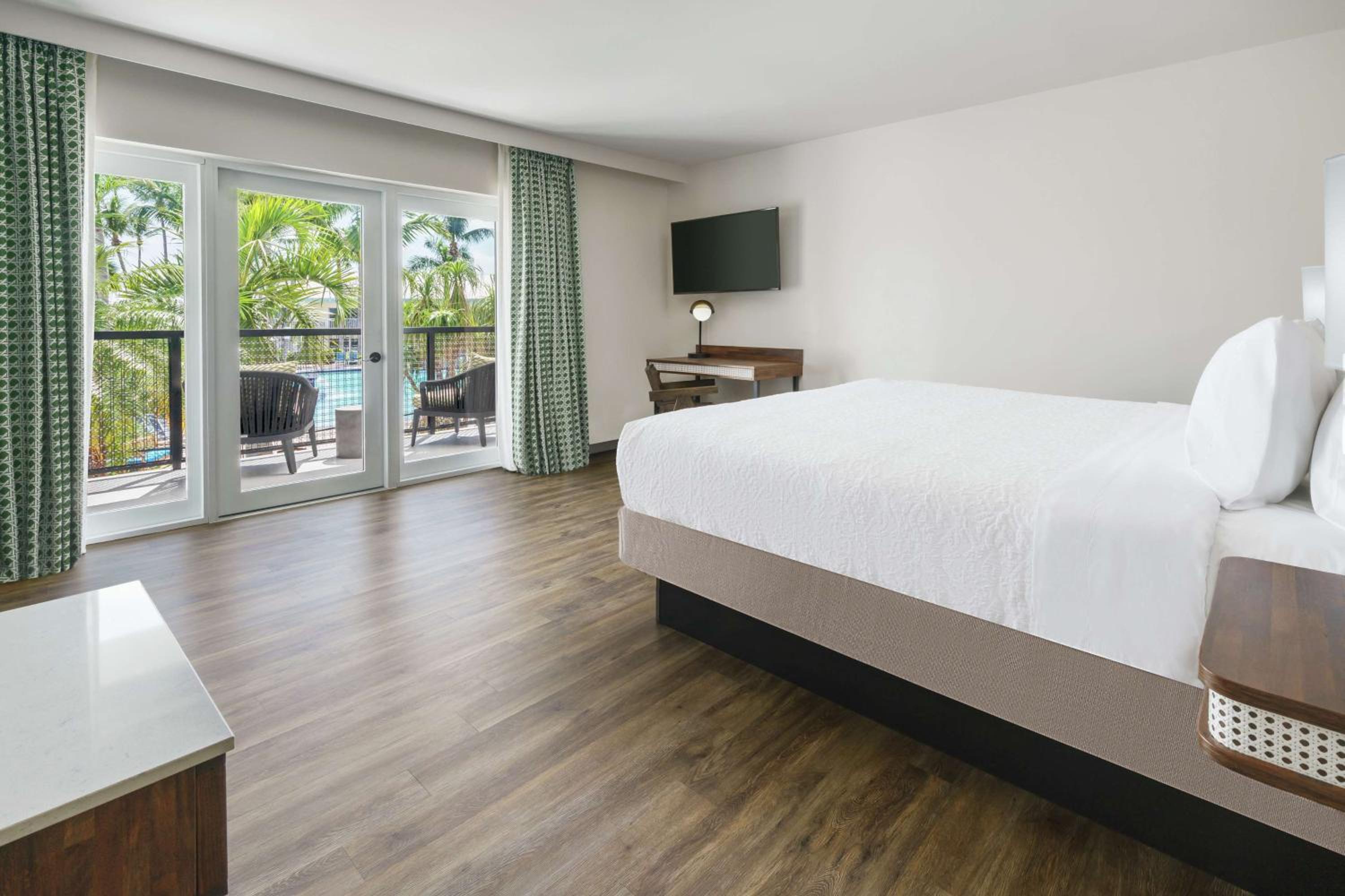King Room with Pool View - Photo 3