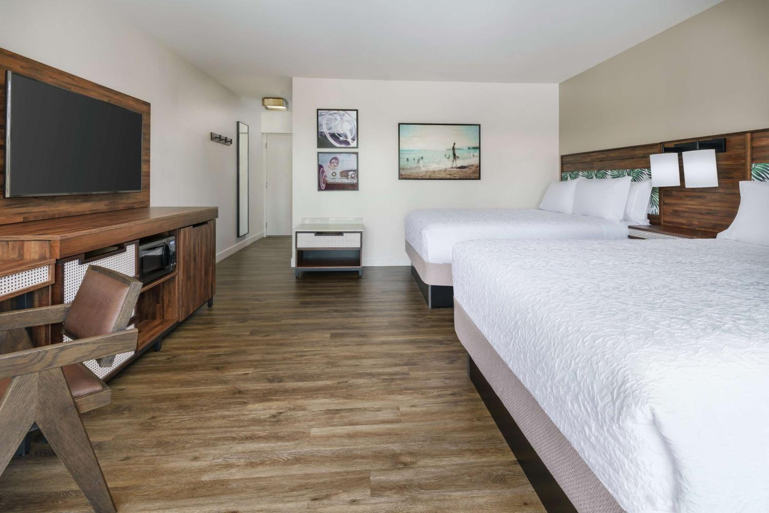 Queen Room with Two Queen Beds and Pool View - Photo 5