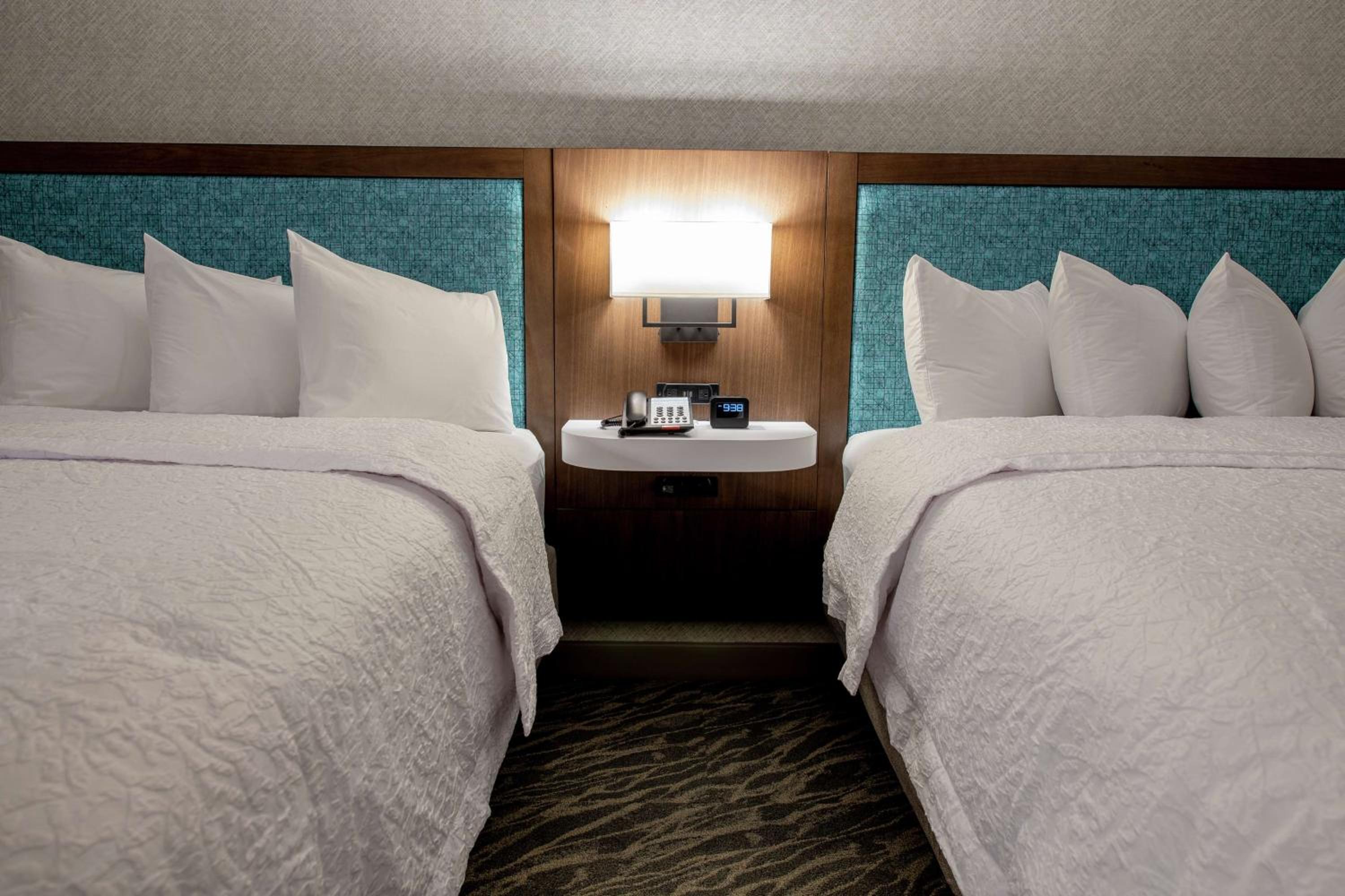 Queen Room with Two Queen Beds - Photo 5