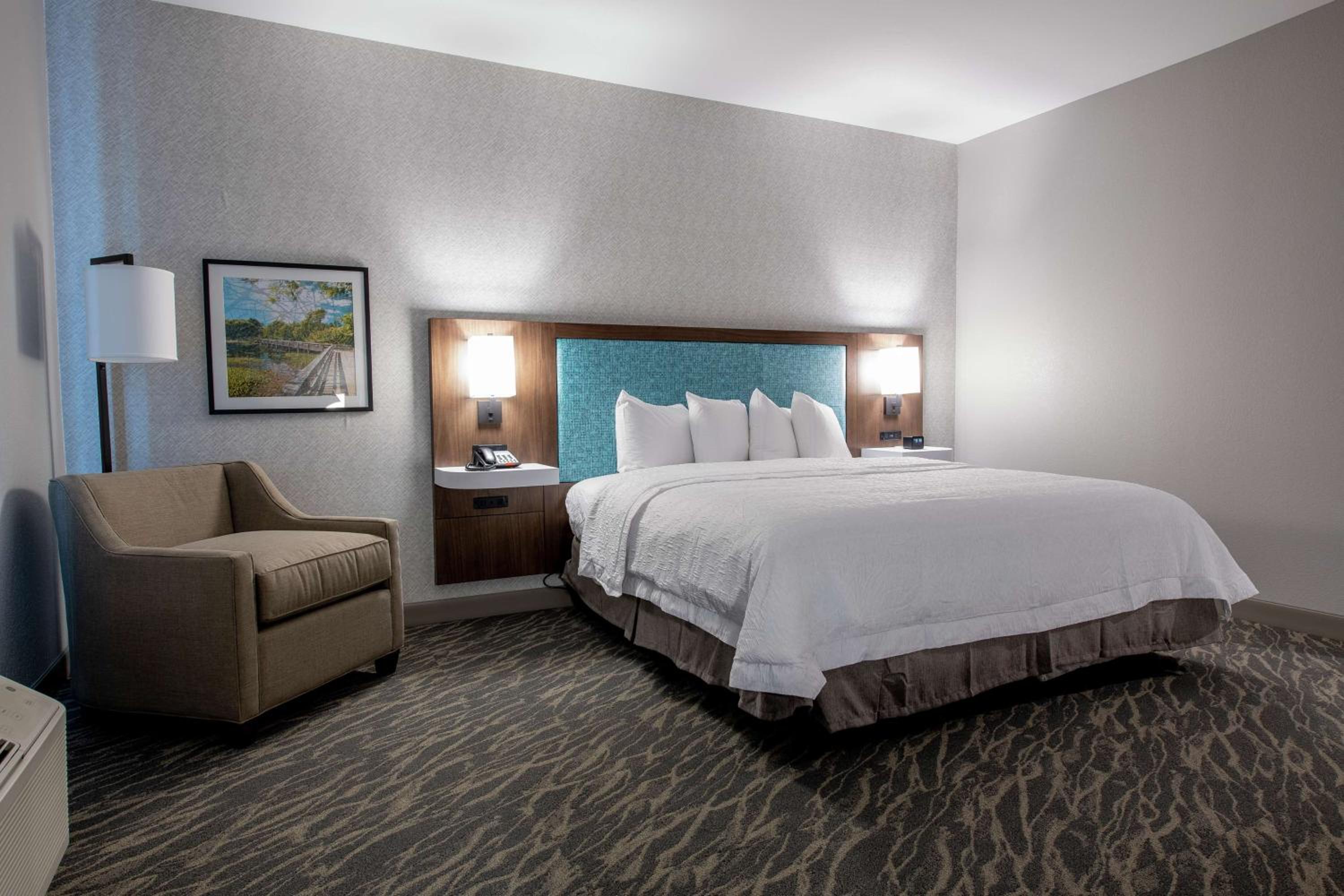 Queen Room with Two Queen Beds - Photo 4