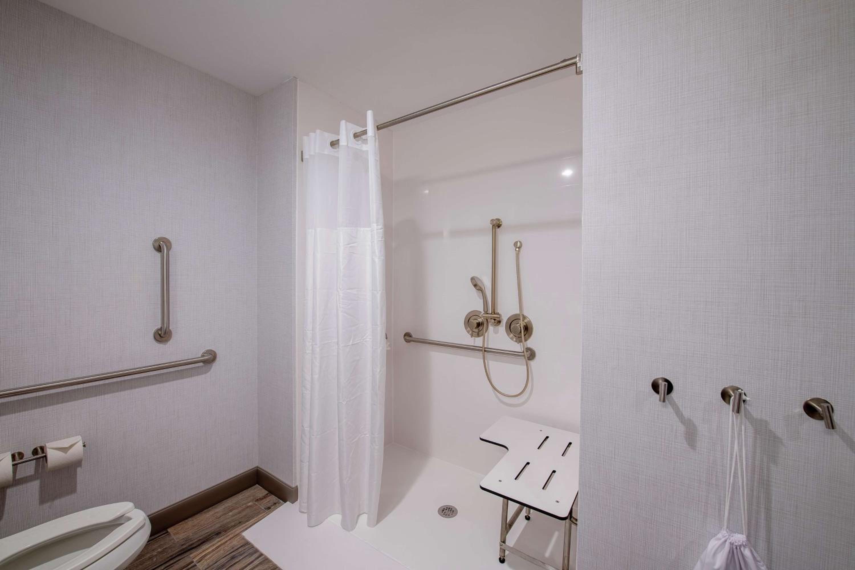 King Room with Roll-In Shower - Mobility and Hearing Access/Non-Smoking - Photo 3
