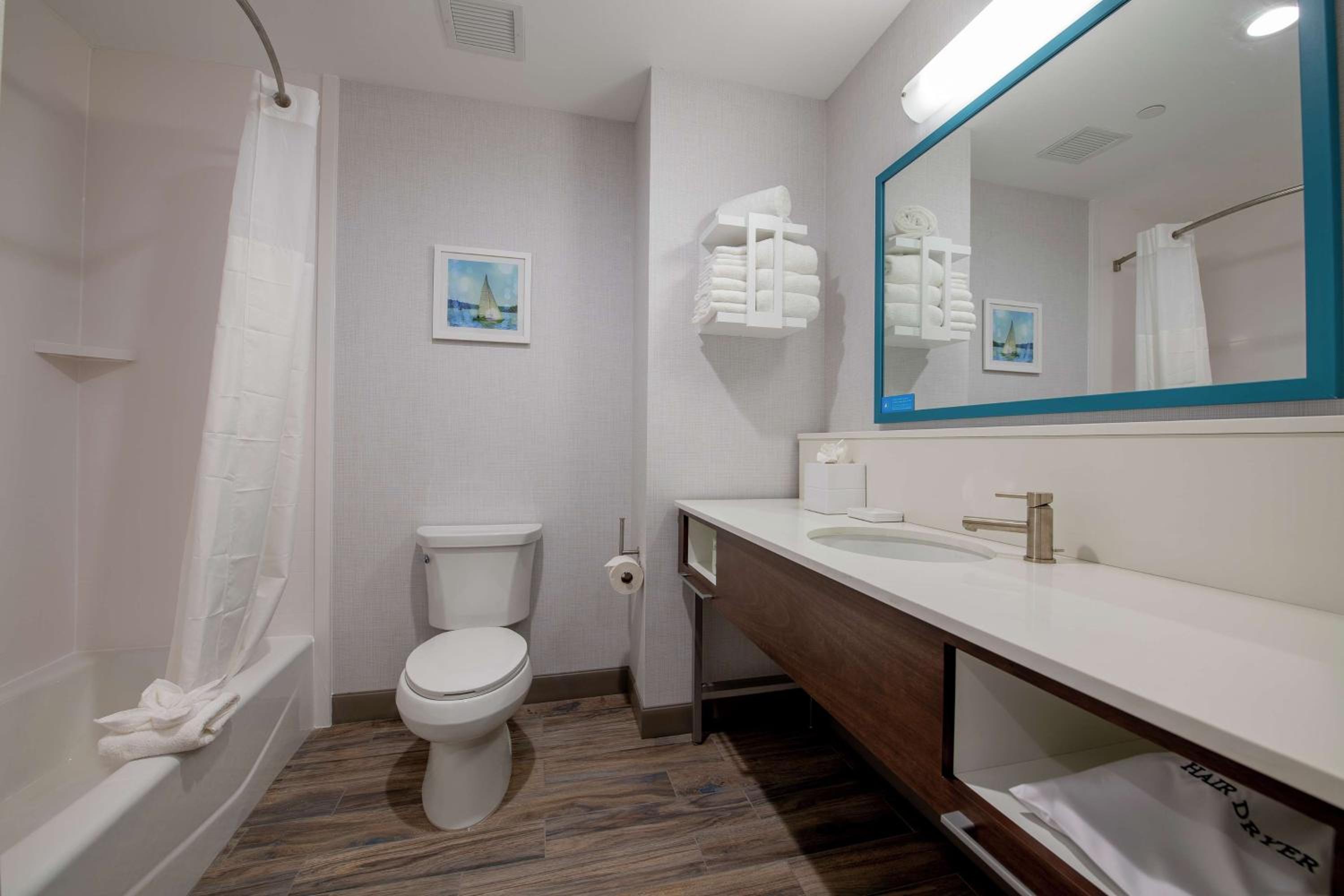 Queen Room with Two Queen Beds - Hearing Access/Non-Smoking - Photo 2