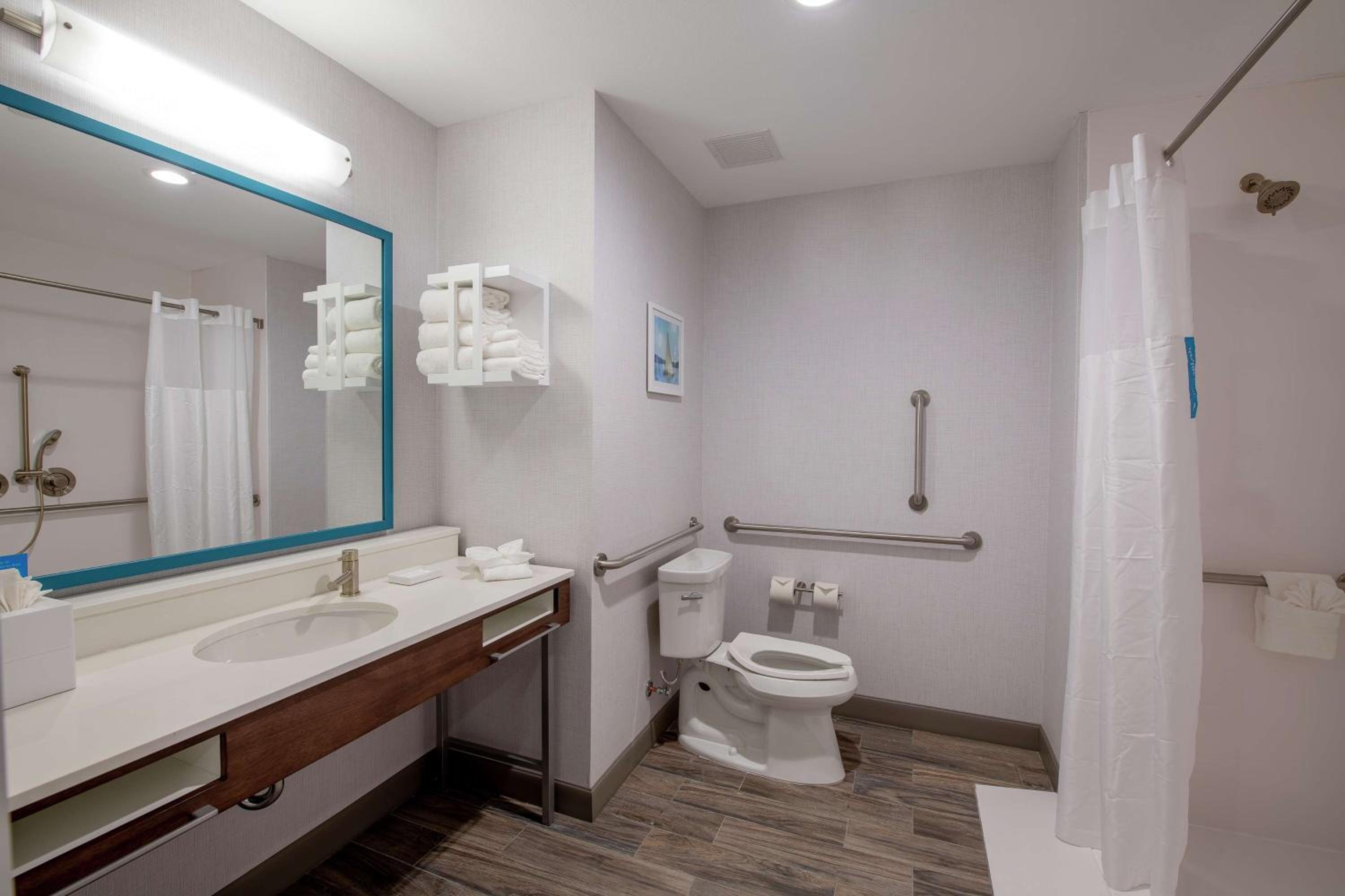 King Room with Roll-In Shower - Mobility and Hearing Access/Non-Smoking - Photo 2