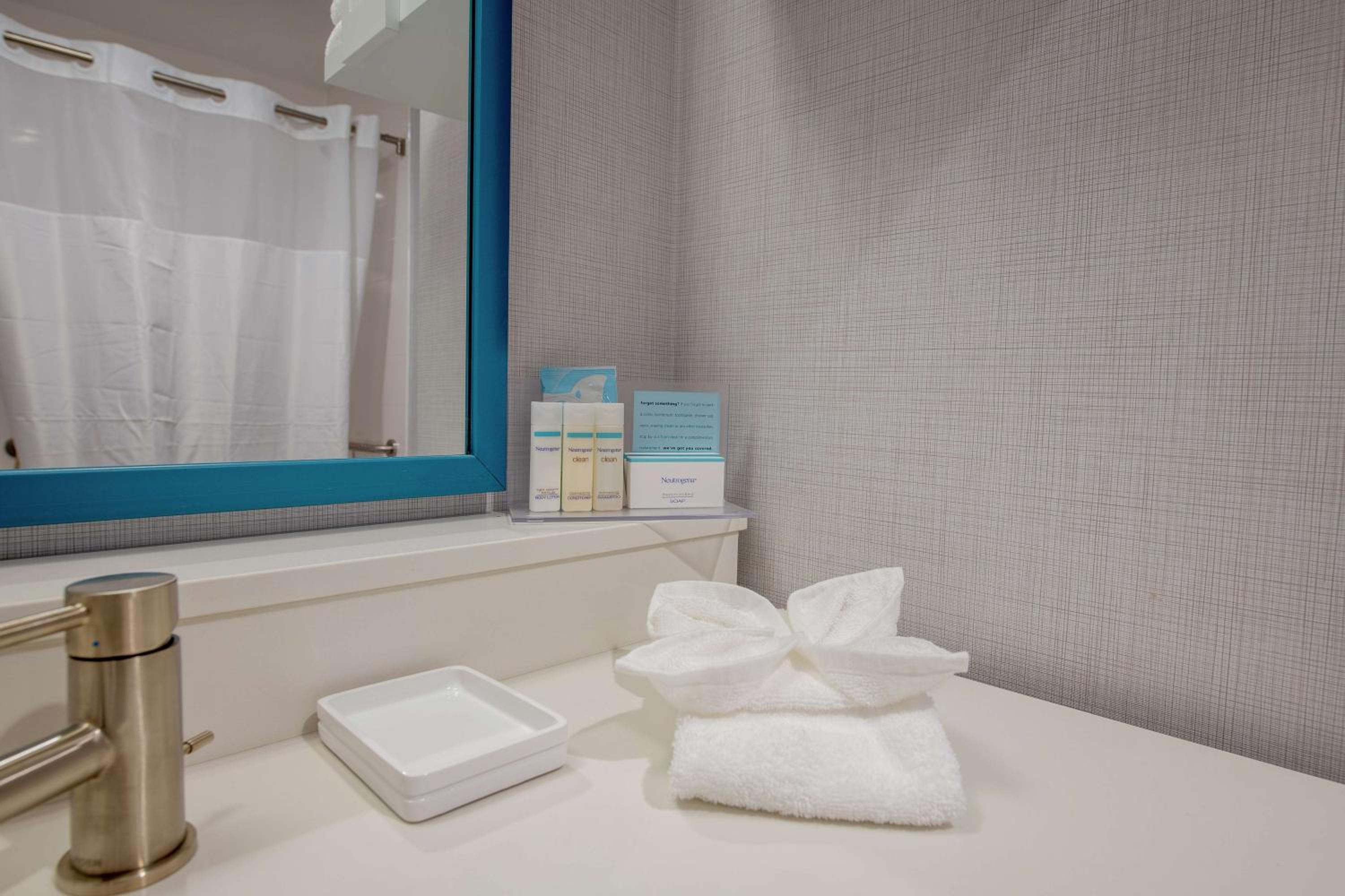 King Room with Accessible Tub - Mobility and Hearing Access/Non-Smoking - Photo 3