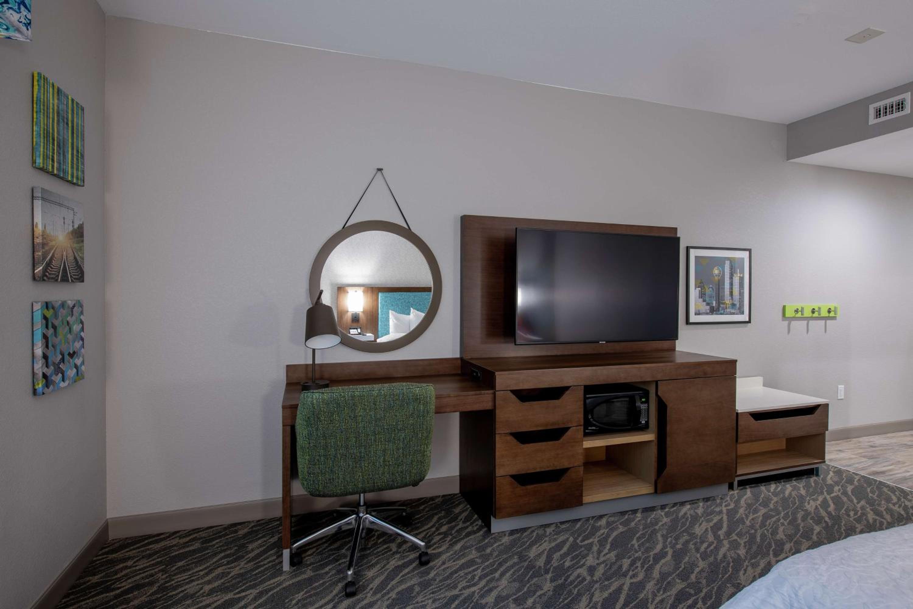 King Room with Accessible Tub - Mobility and Hearing Access/Non-Smoking - Photo 2