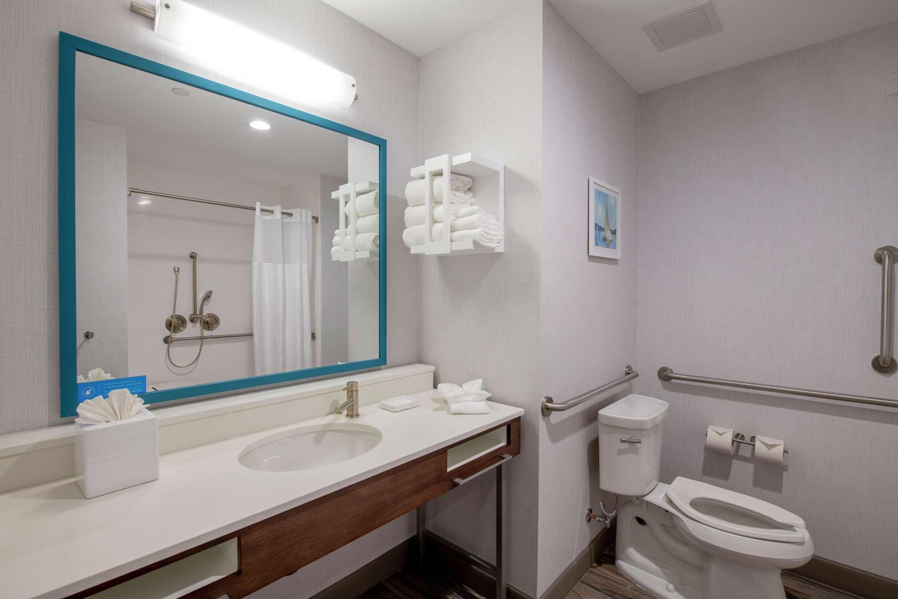 King Room with Accessible Tub - Mobility and Hearing Access/Non-Smoking - Photo 4