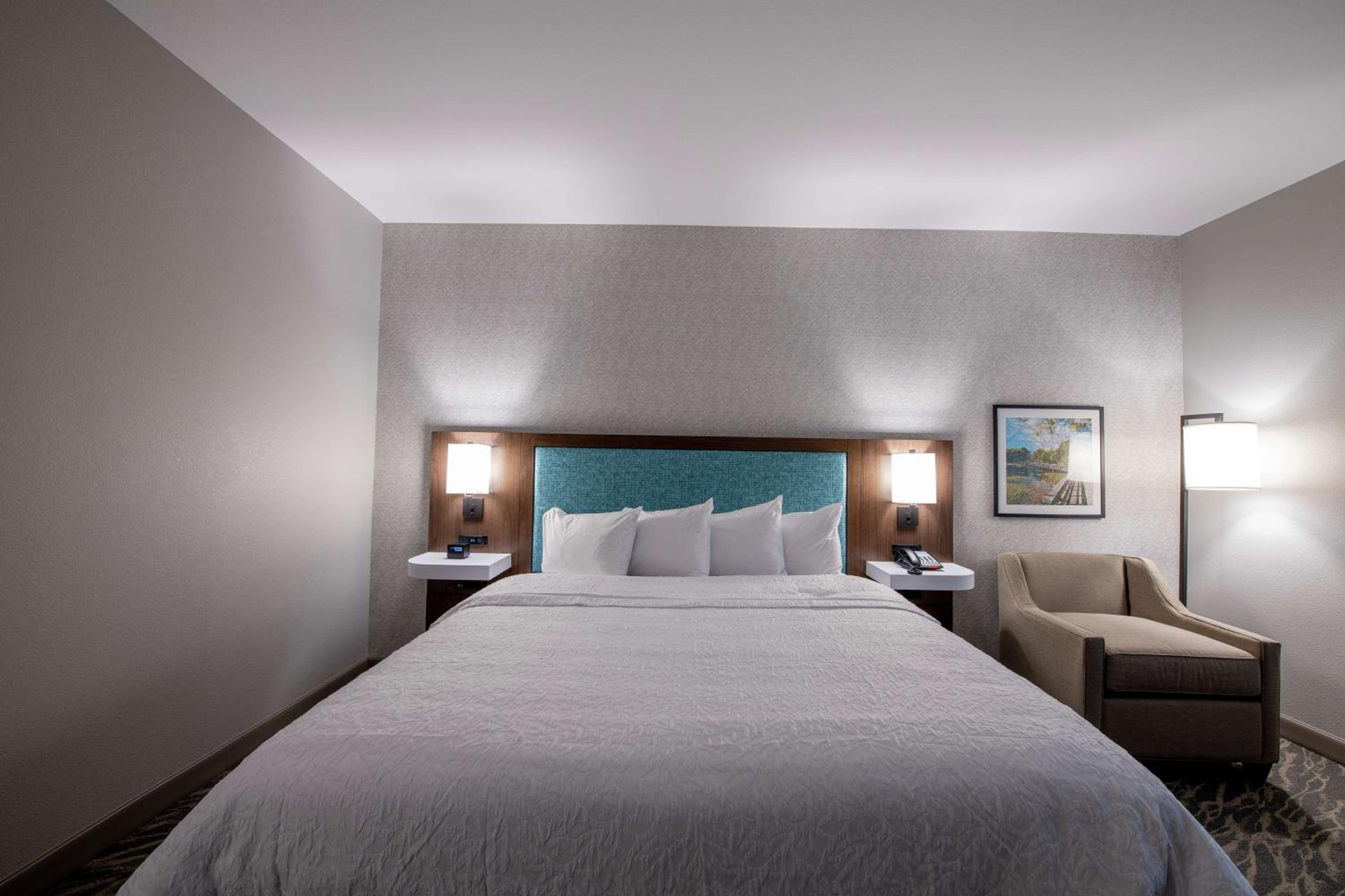 King Room with Accessible Tub - Mobility and Hearing Access/Non-Smoking - Photo 5