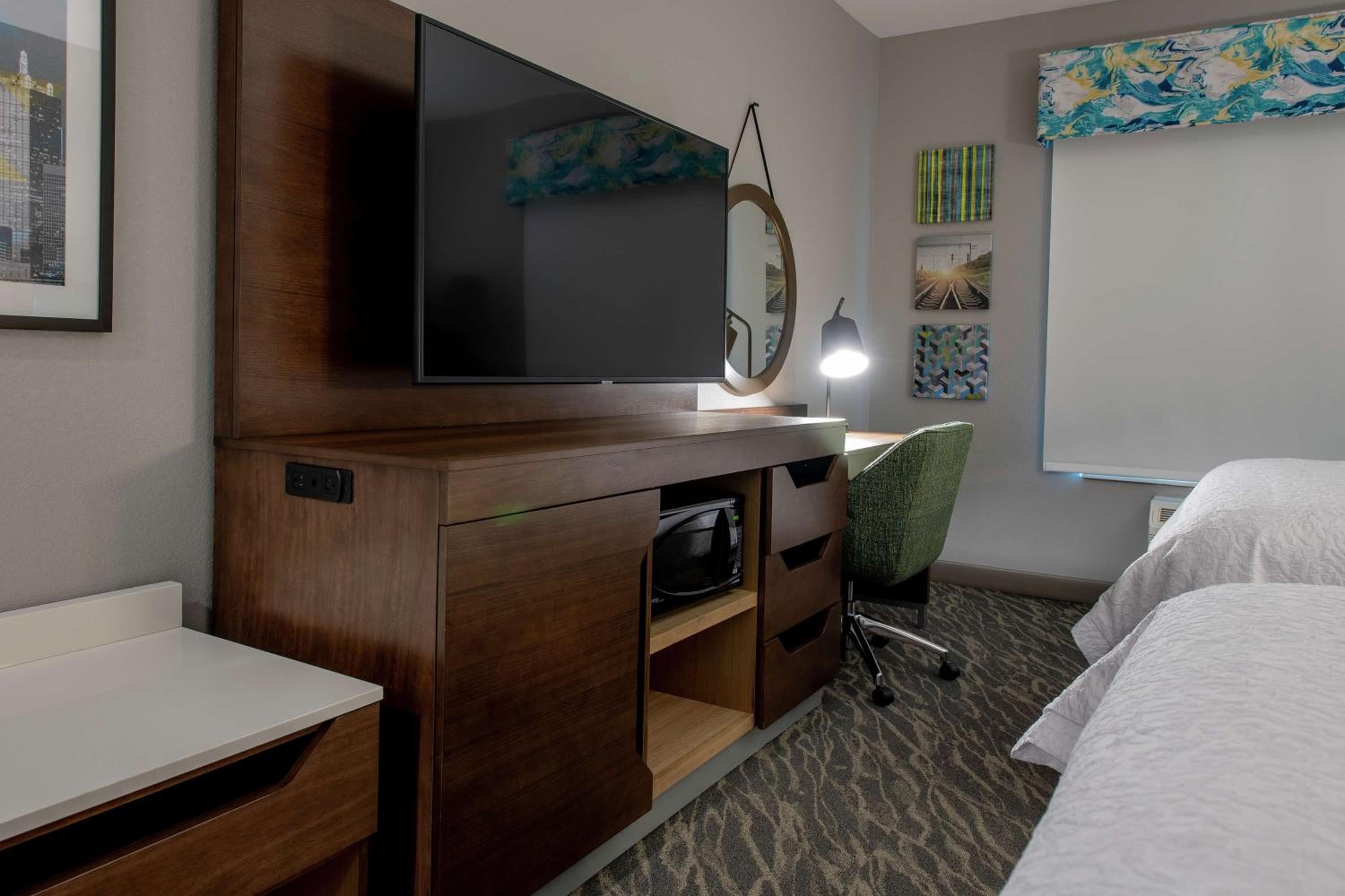 Queen Room with Two Queen Beds - Hearing Access/Non-Smoking - Photo 4