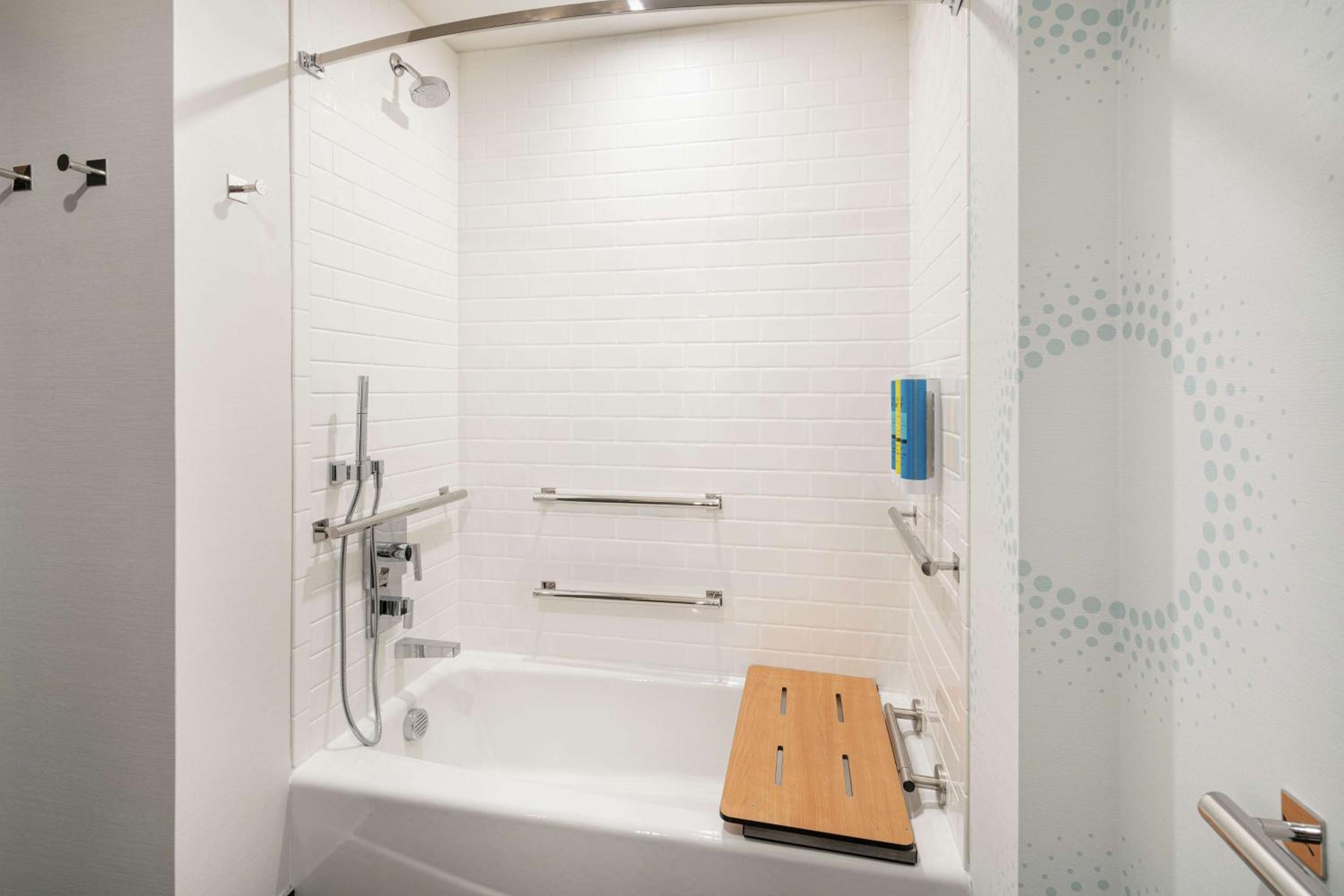 King Room with Bath Tub - Mobility and Hearing Access - Photo 2