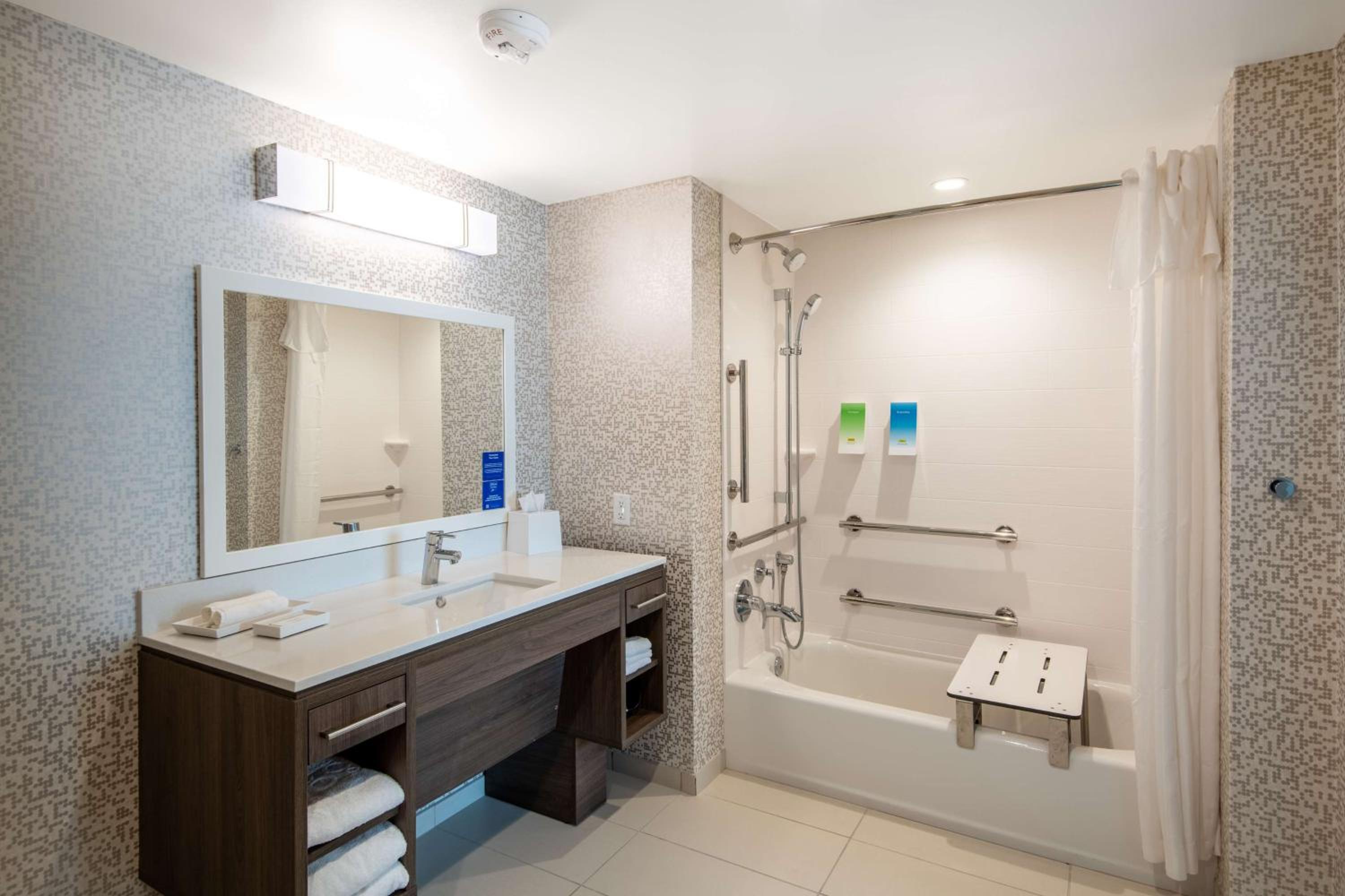 King Suite - Mobility and Hearing Access/Non-Smoking - Photo 4