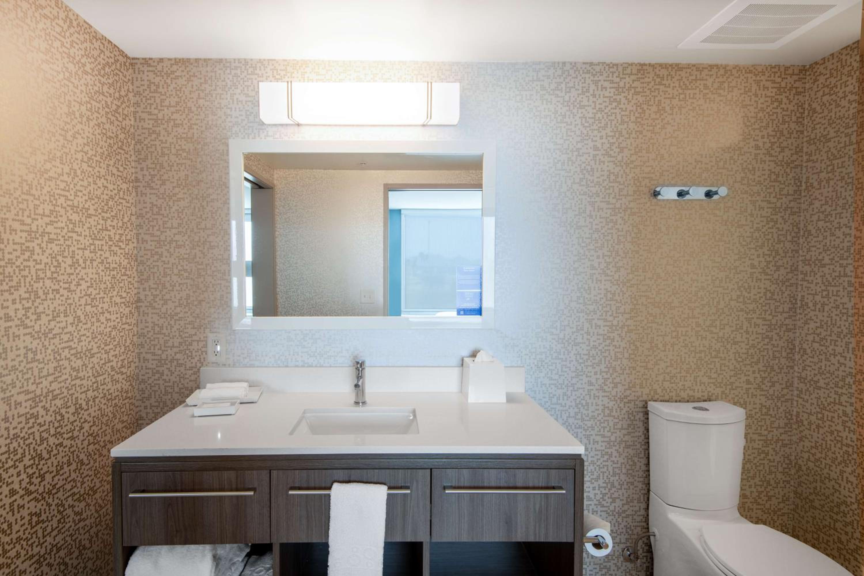 One-Bedroom King Suite - Non-Smoking - Photo 3