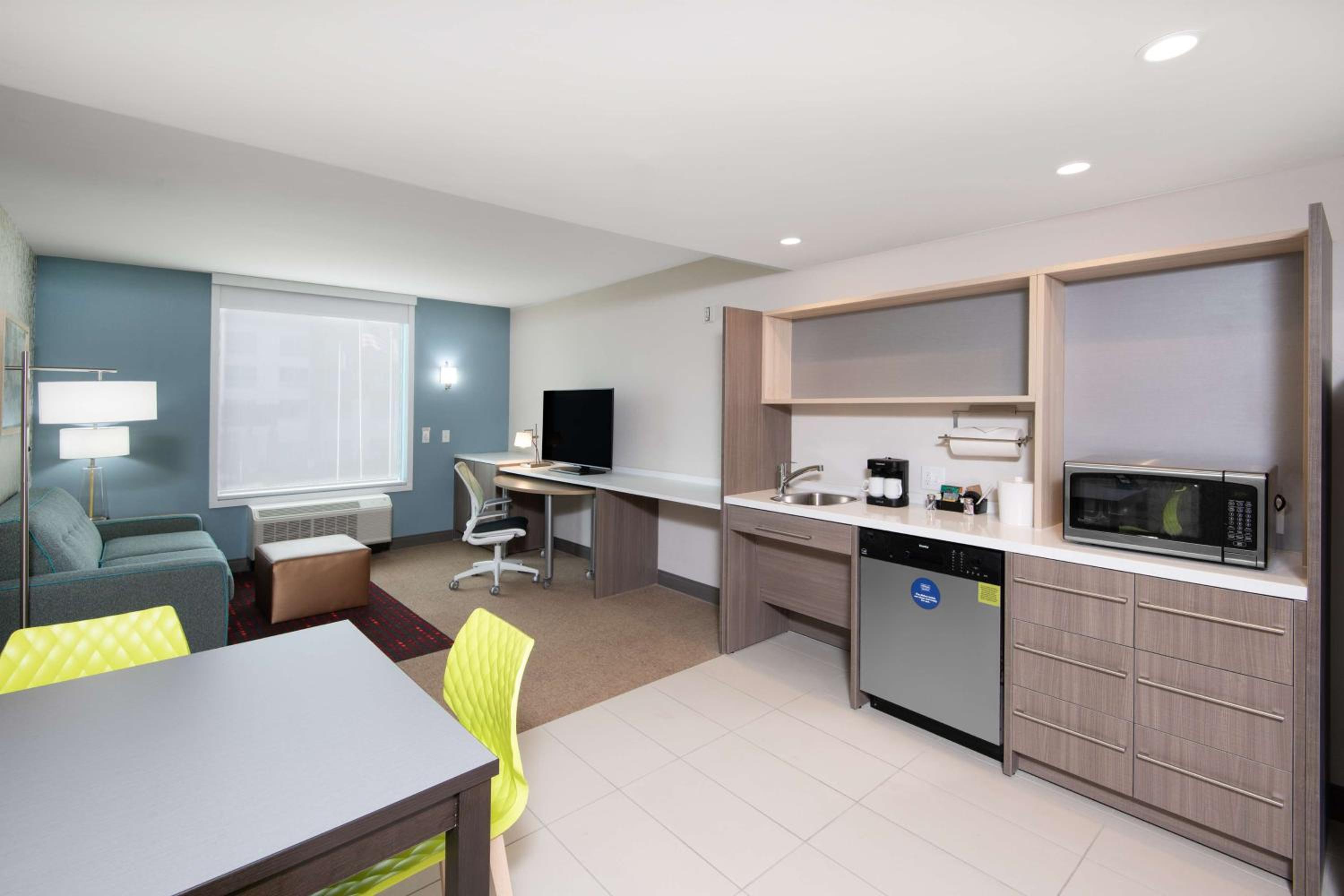 King Suite - Mobility and Hearing Access/Non-Smoking - Photo 3