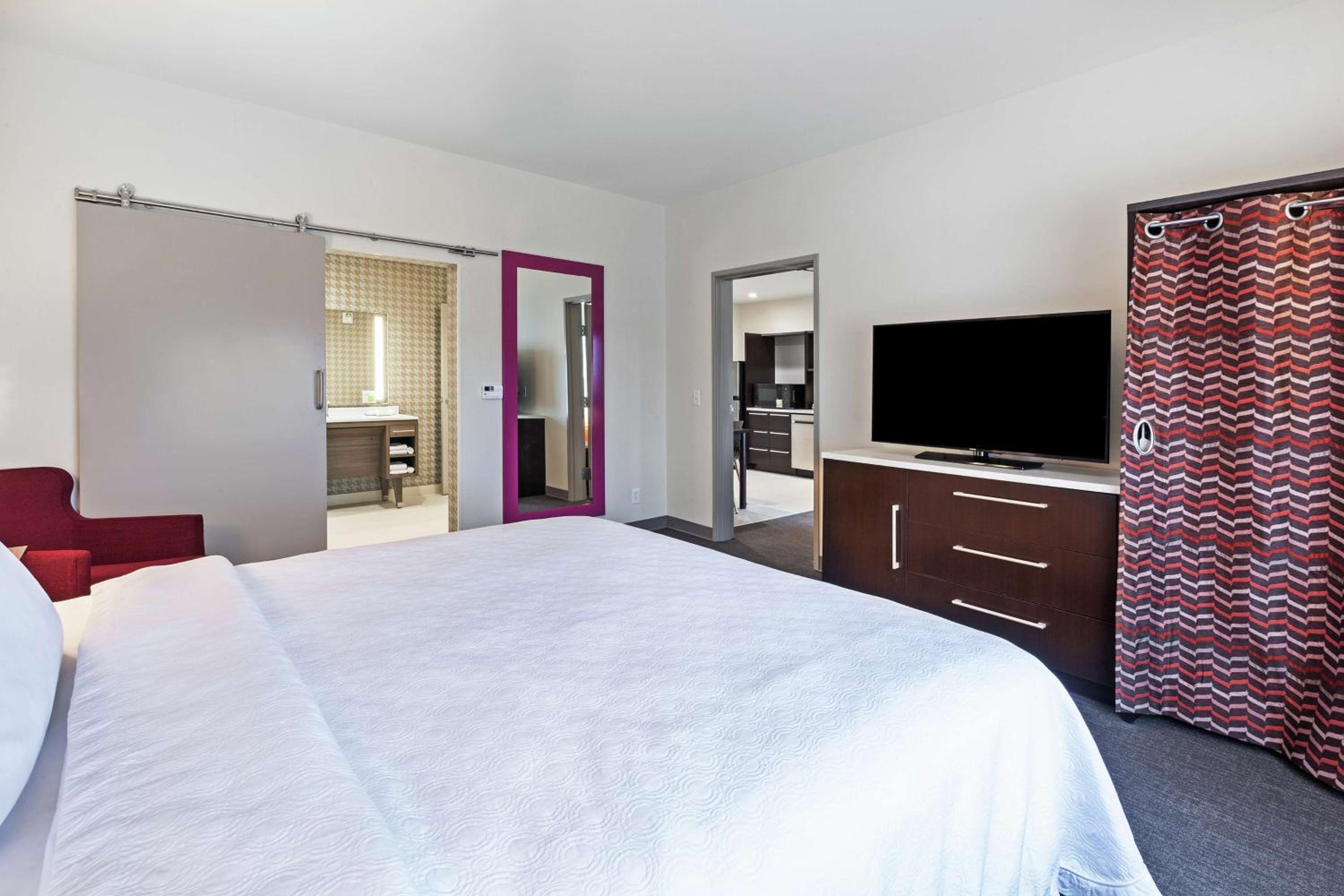 King Suite - Mobility Access/Non-Smoking - Photo 2