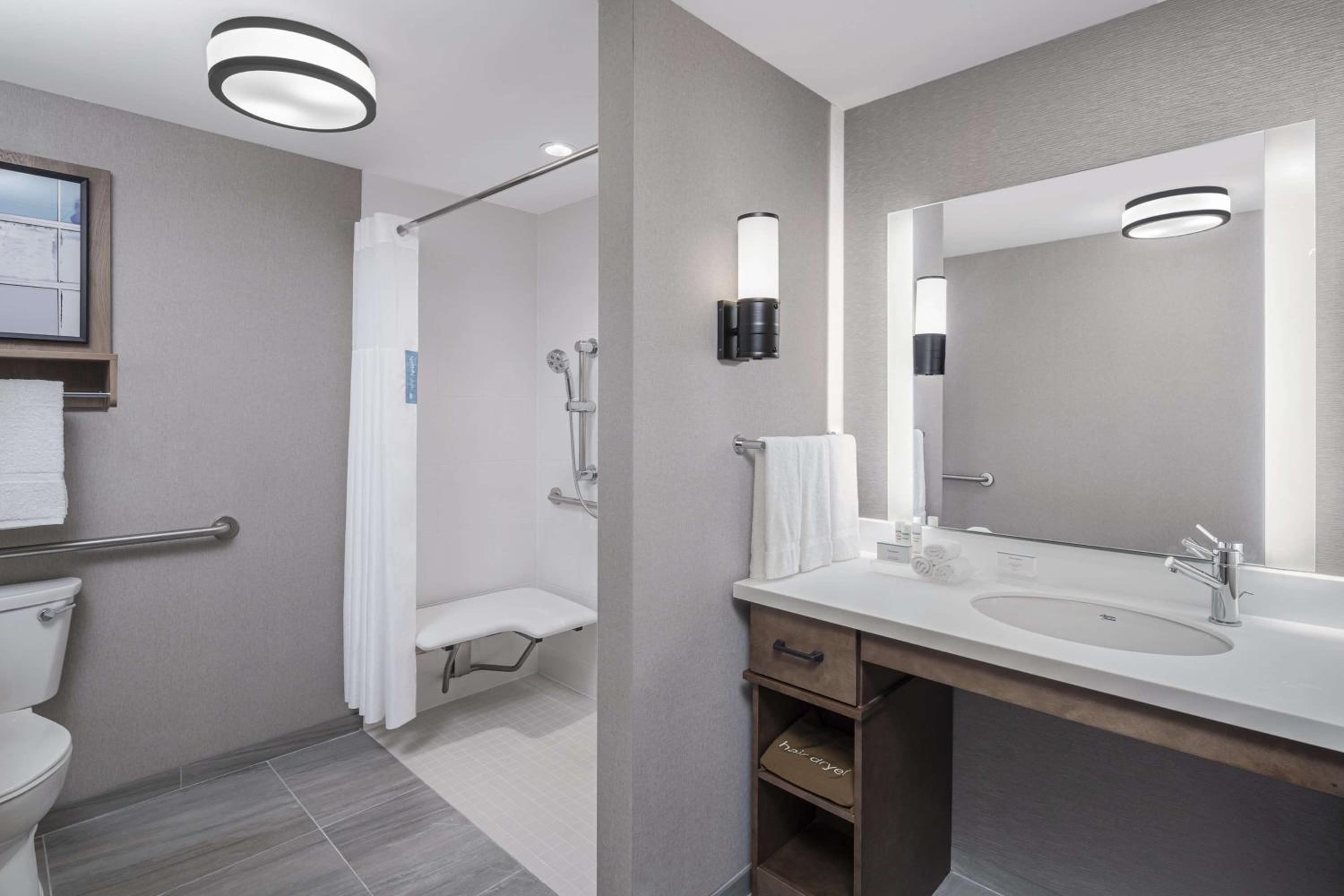 King Studio with Roll-In Shower - Disability Access/Non-Smoking photo 3