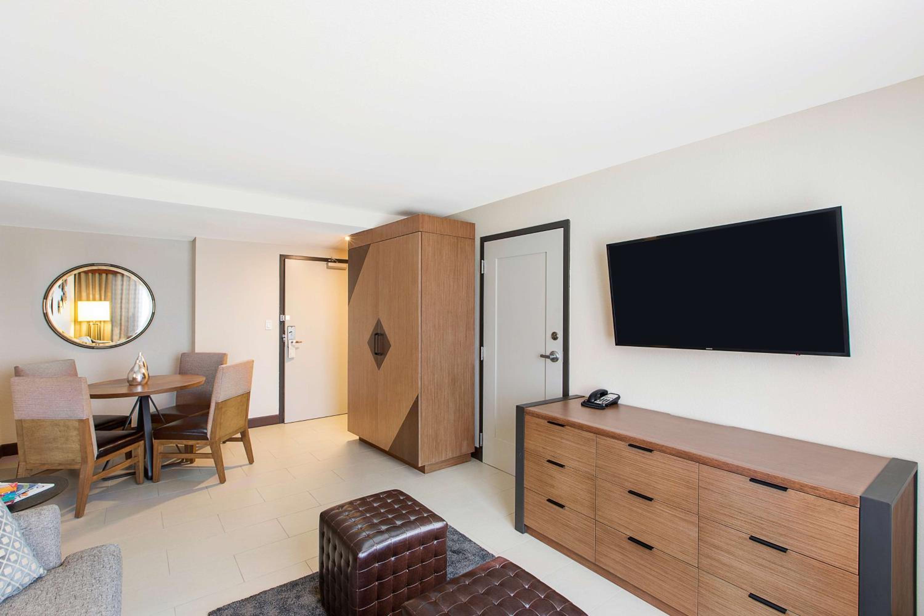 One-Bedroom King Suite with Sofa Bed thumbnail 5