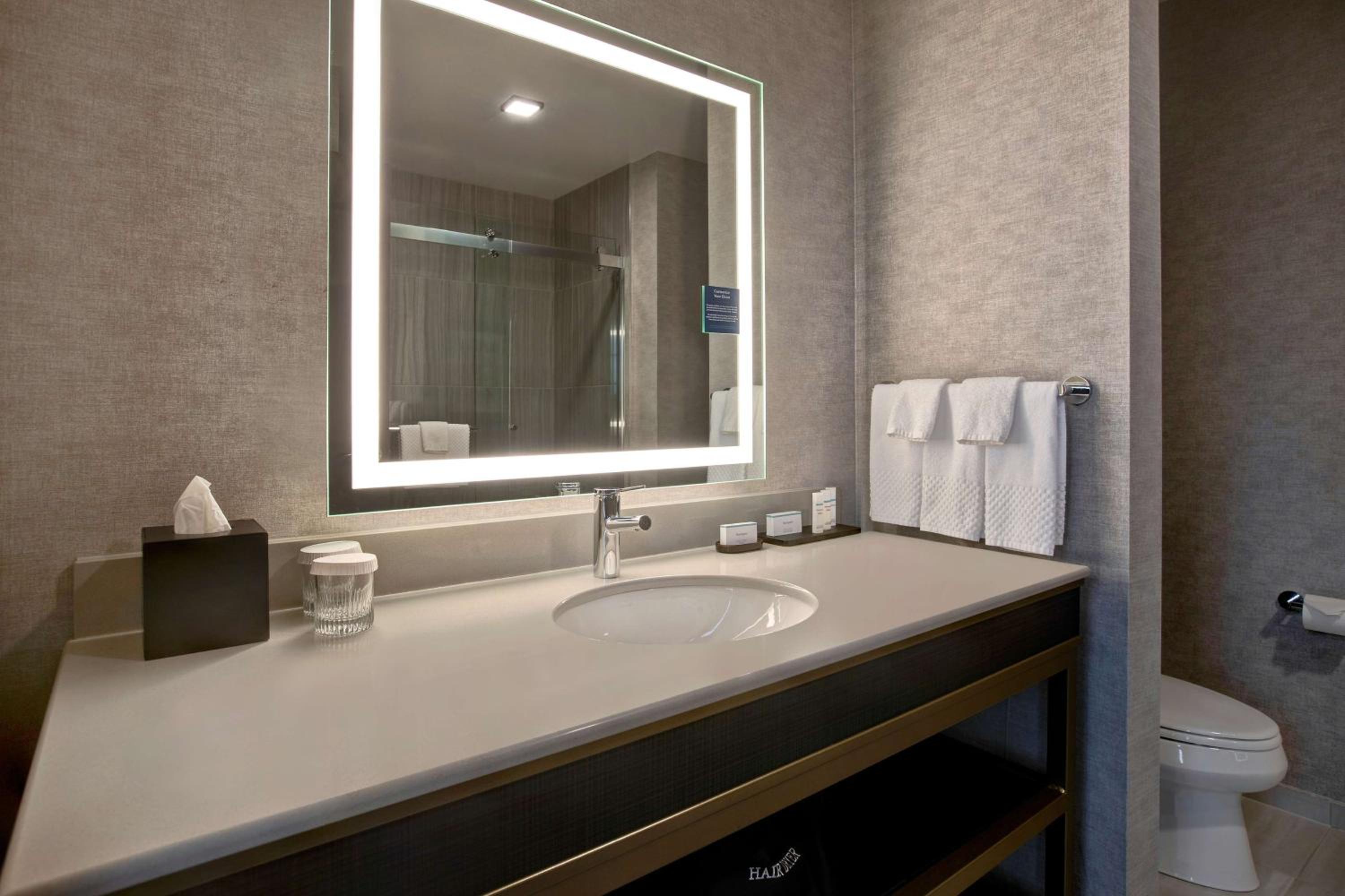 Corner King Suite with River View - Photo 5
