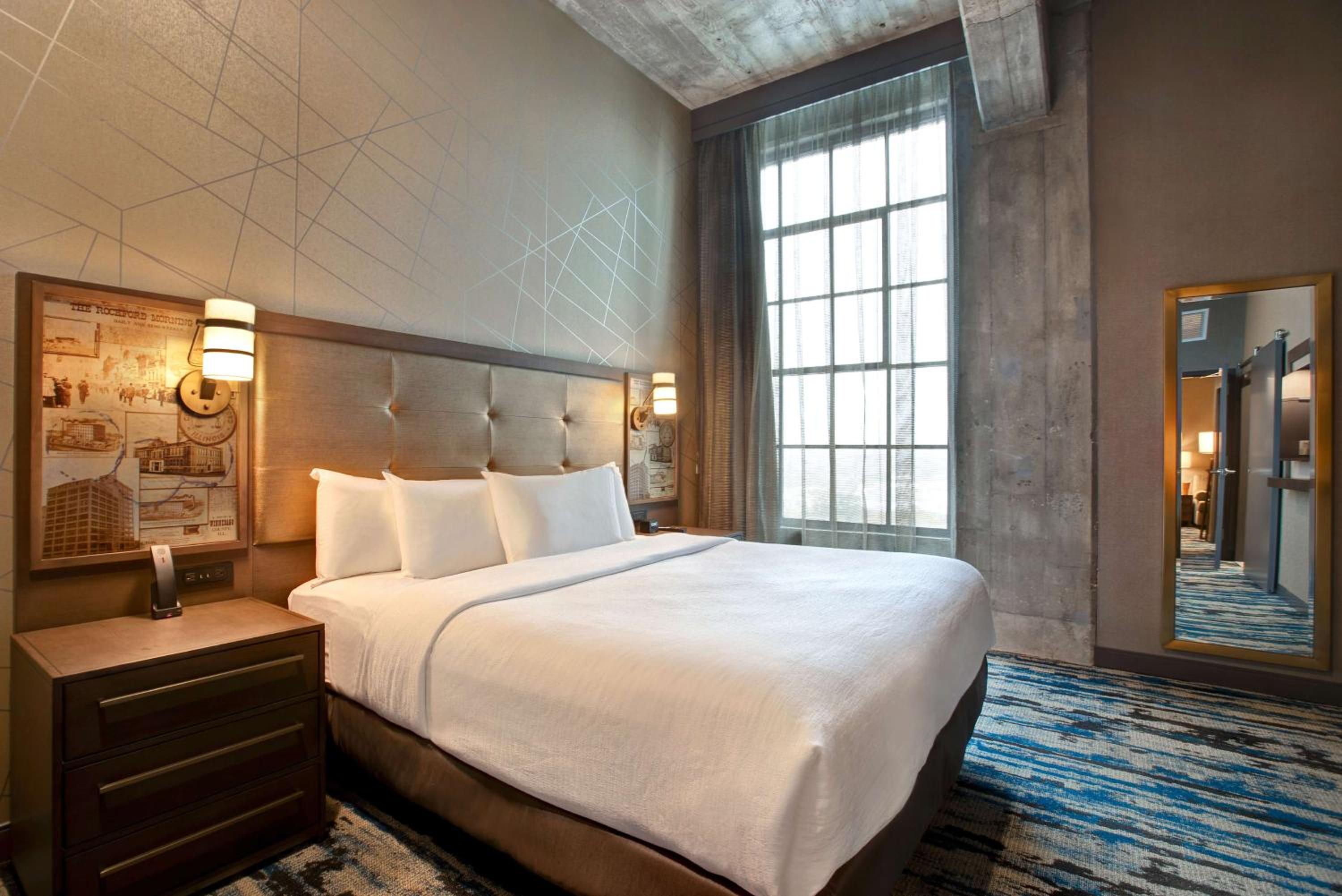 One-Bedroom King Suite - Hearing Access - Photo 1