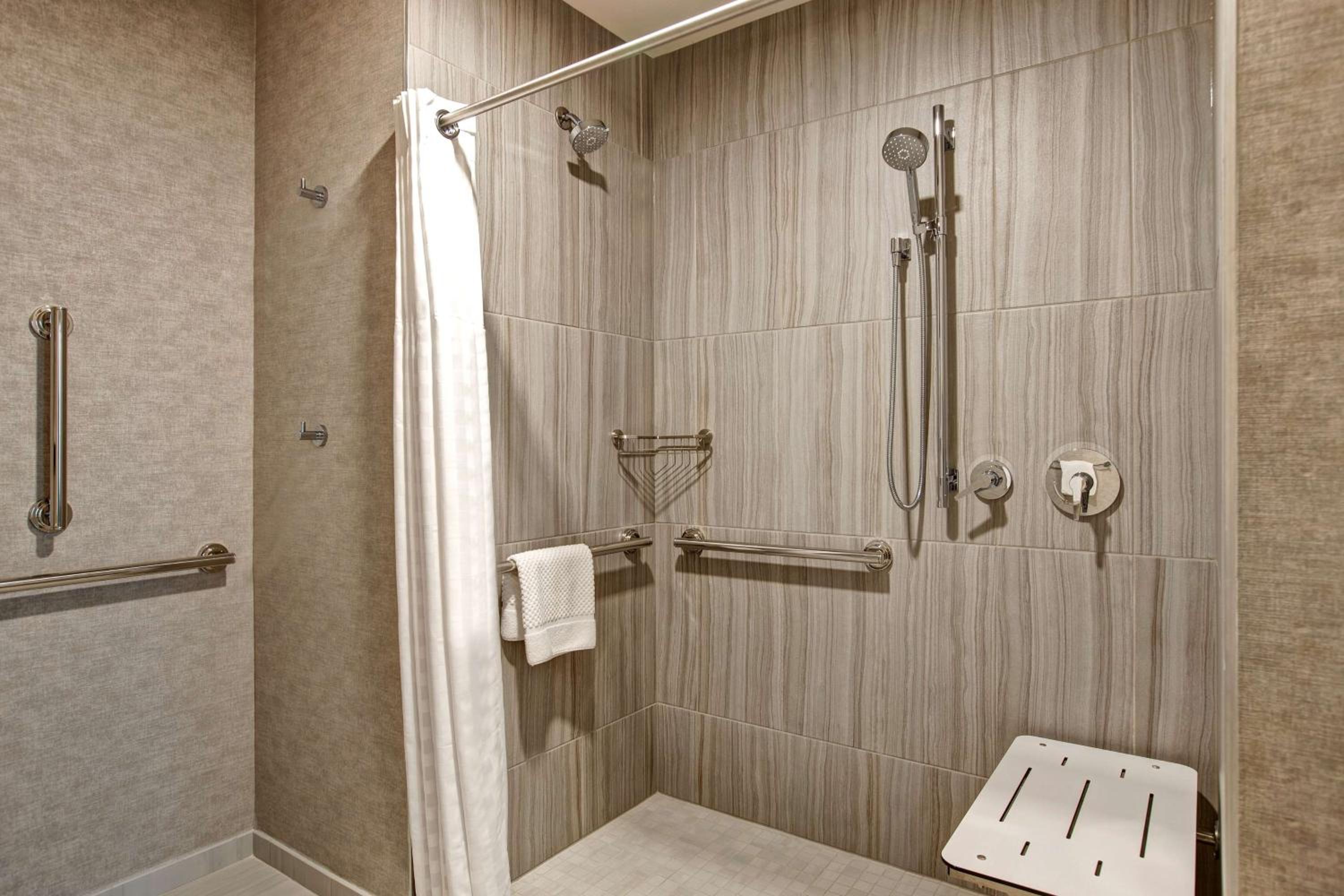 One-Bedroom King Suite with Roll-In Shower - Mobility Access/Non-Smoking - Photo 2