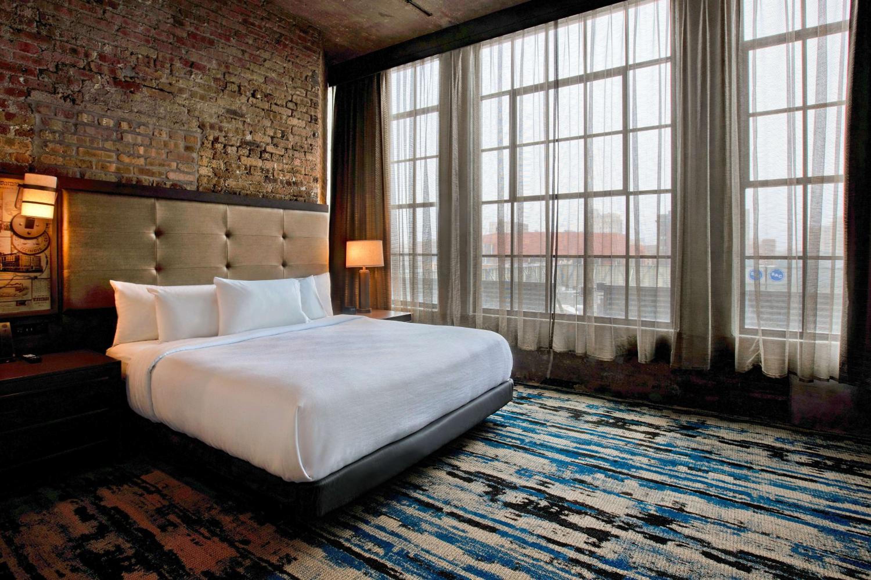 One-Bedroom King Suite with Roll-In Shower - Mobility Access/Non-Smoking - Photo 1