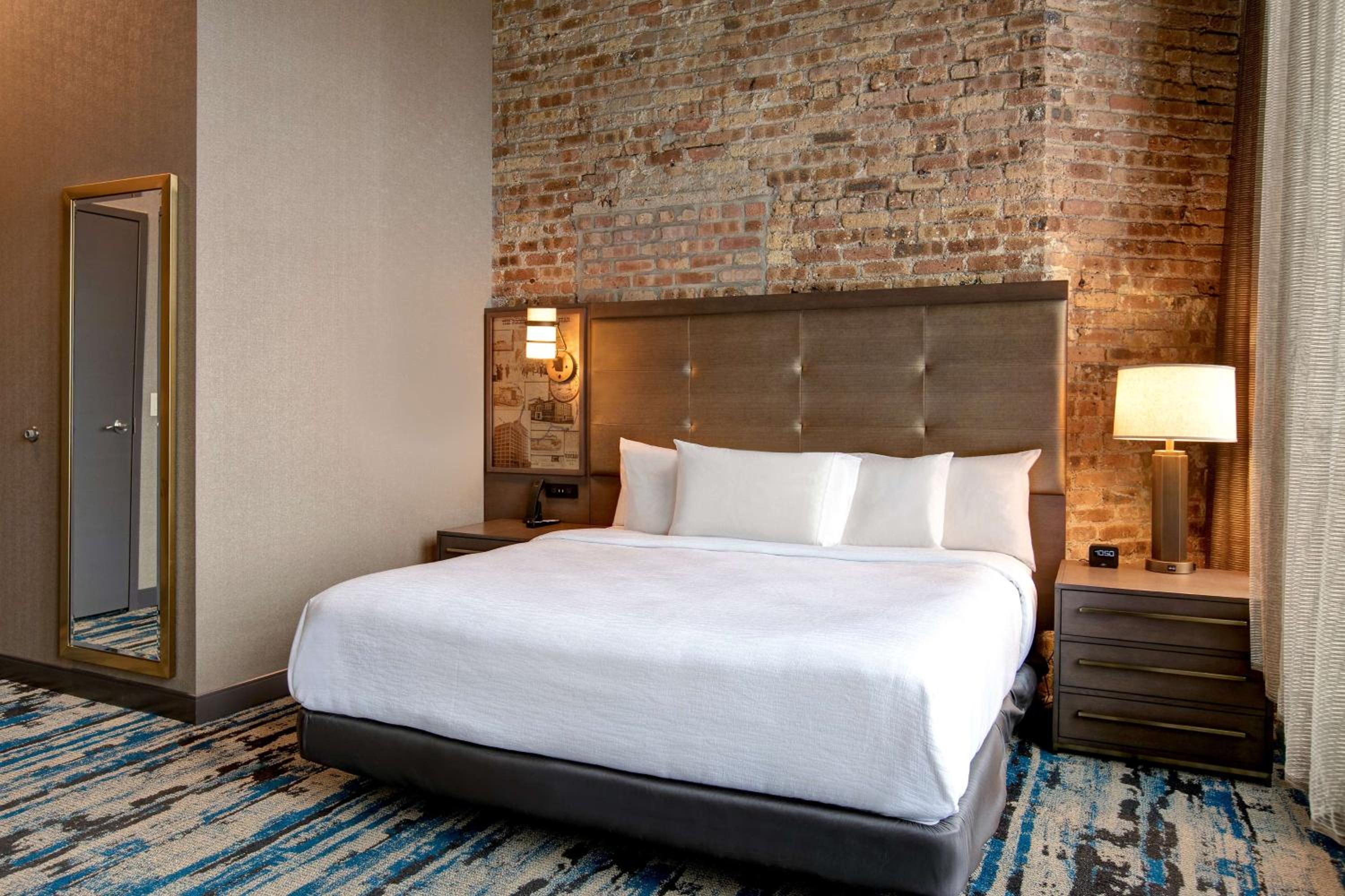 One-Bedroom King Suite with Roll-In Shower - Mobility Access/Non-Smoking - Photo 4
