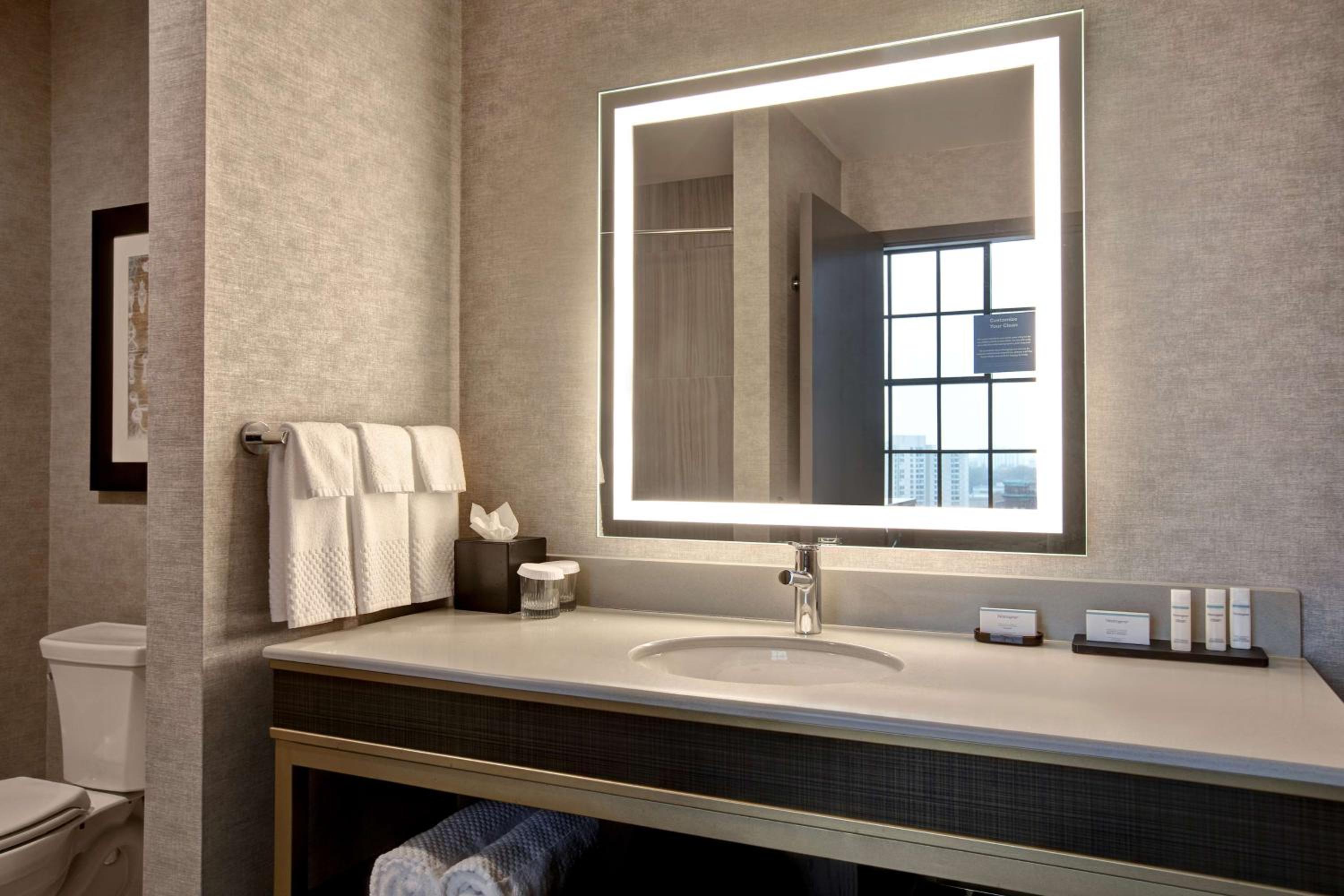 Queen Corner Suite with Two Queen Beds - Photo 6