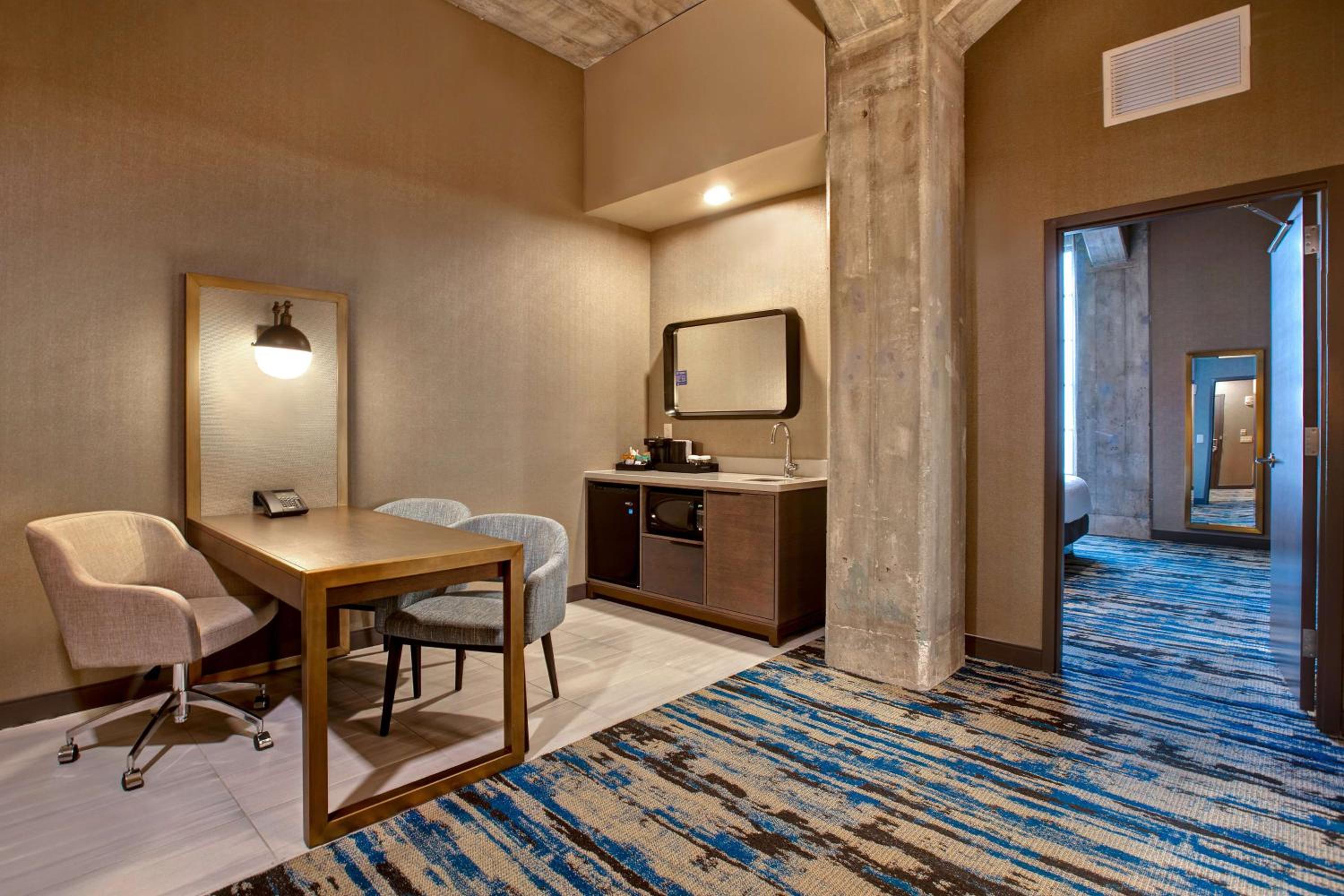 One-Bedroom King Suite - Hearing Access - Photo 2