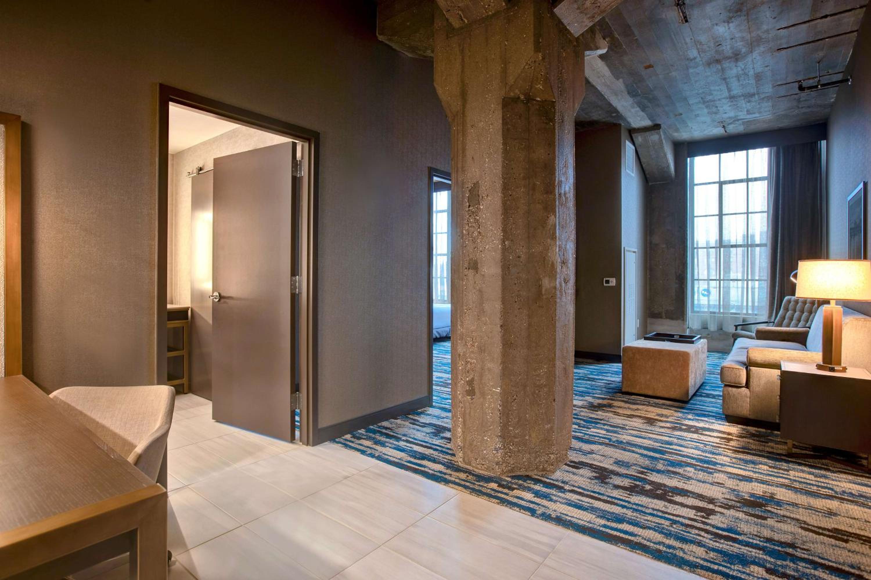 One-Bedroom King Suite with Roll-In Shower - Mobility Access/Non-Smoking - Photo 3