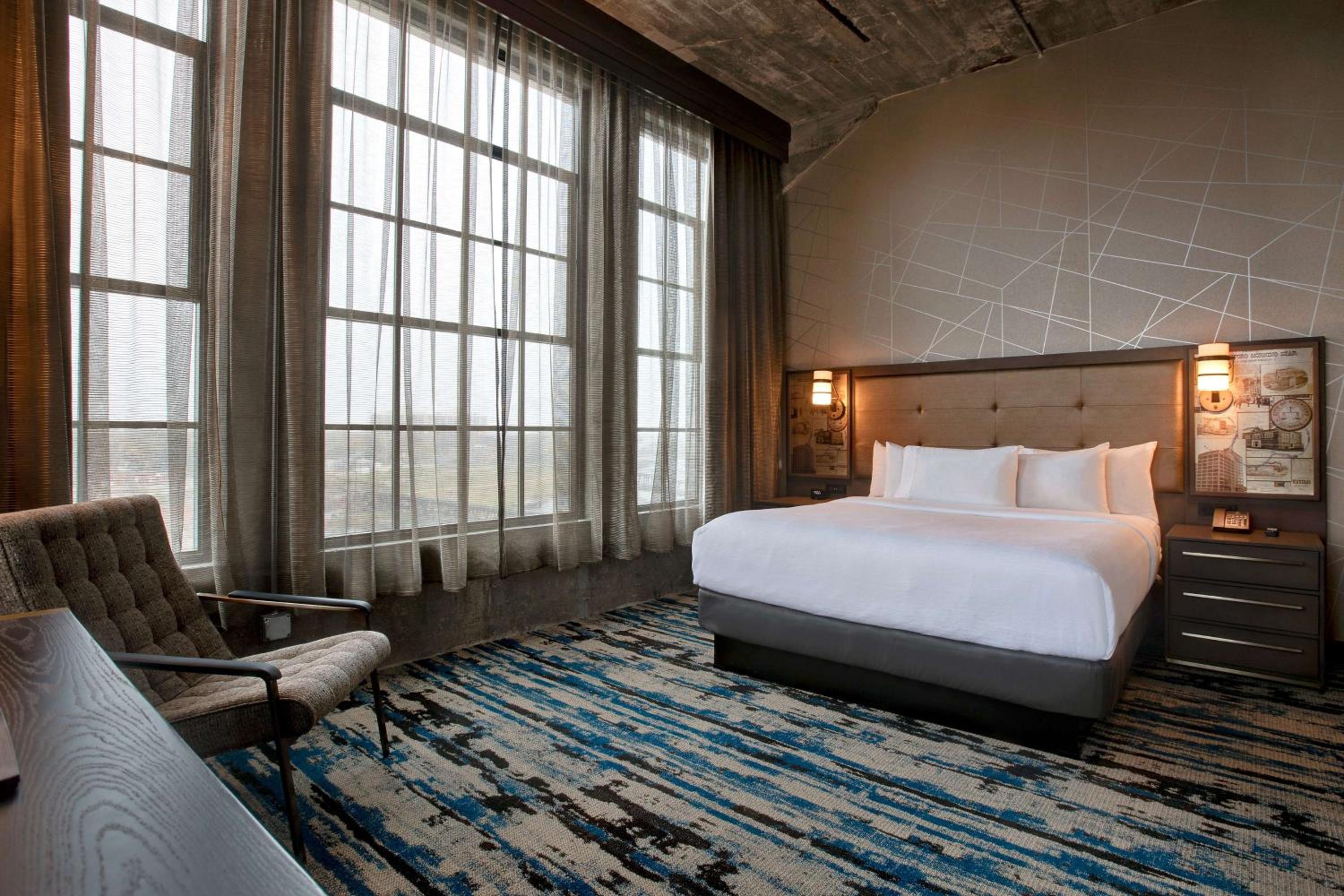 Corner King Suite with River View - Photo 7