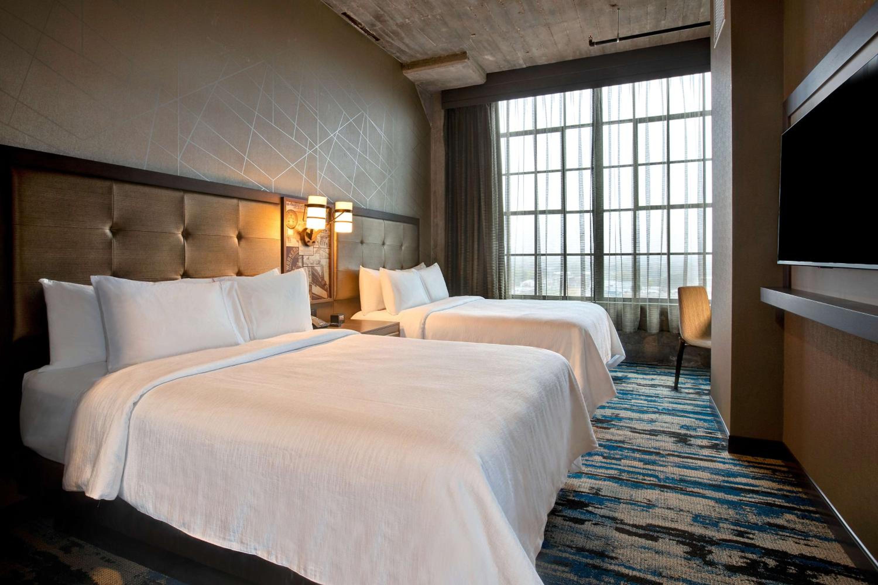 Queen Corner Suite with Two Queen Beds - Photo 4