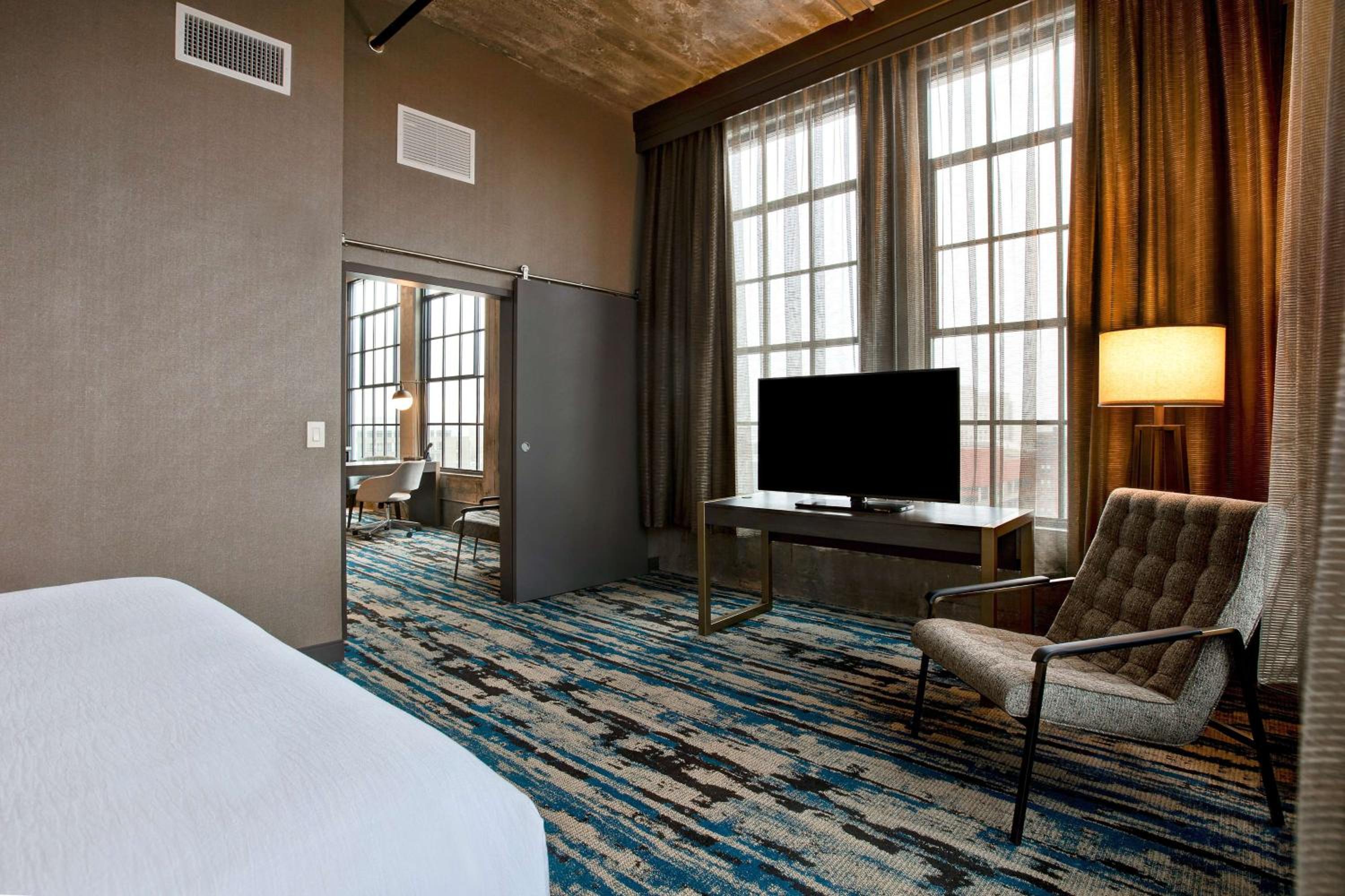Corner King Suite with River View - Photo 3