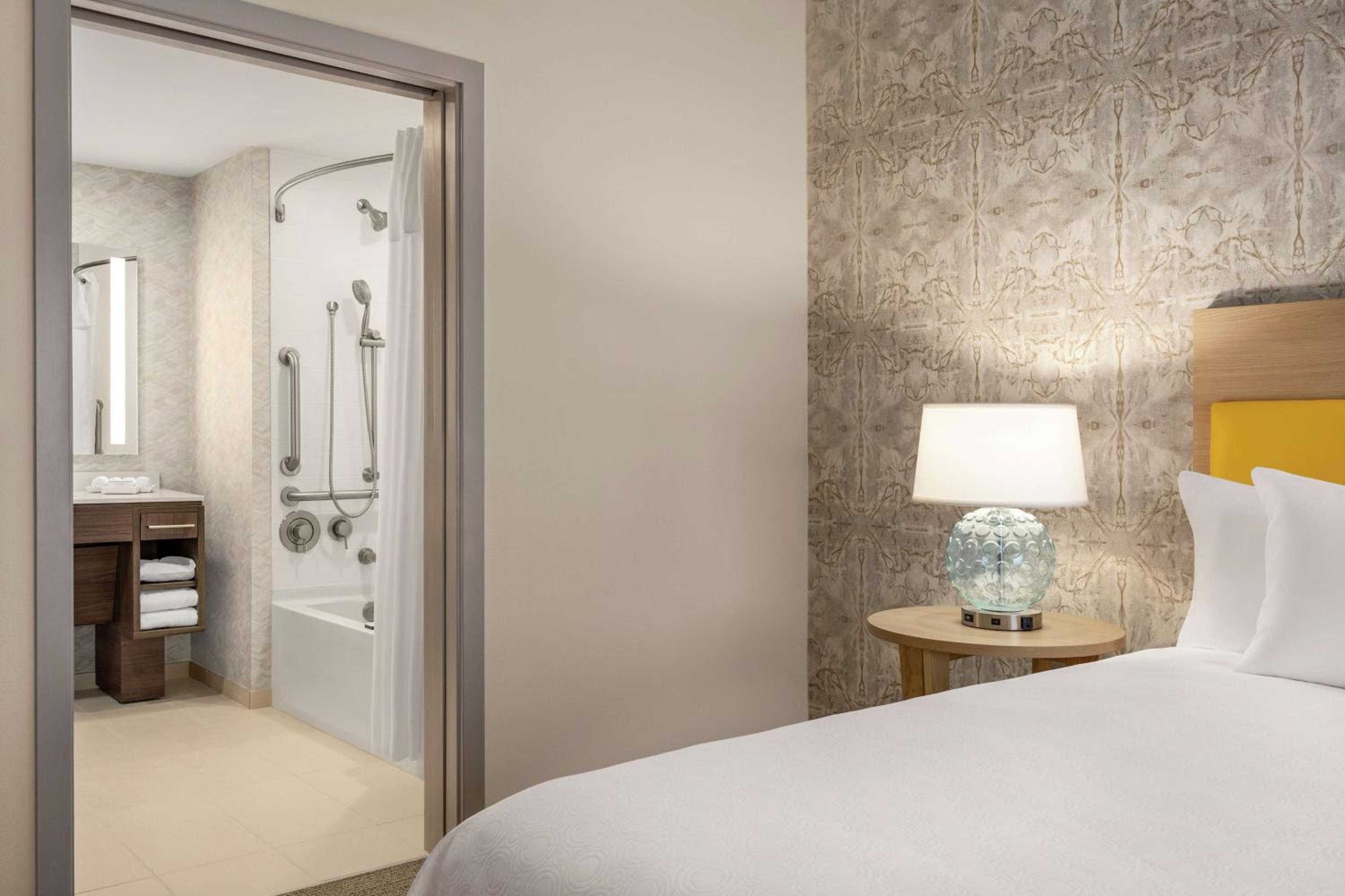 King Suite - Mobility Access/Non-Smoking - Photo 8