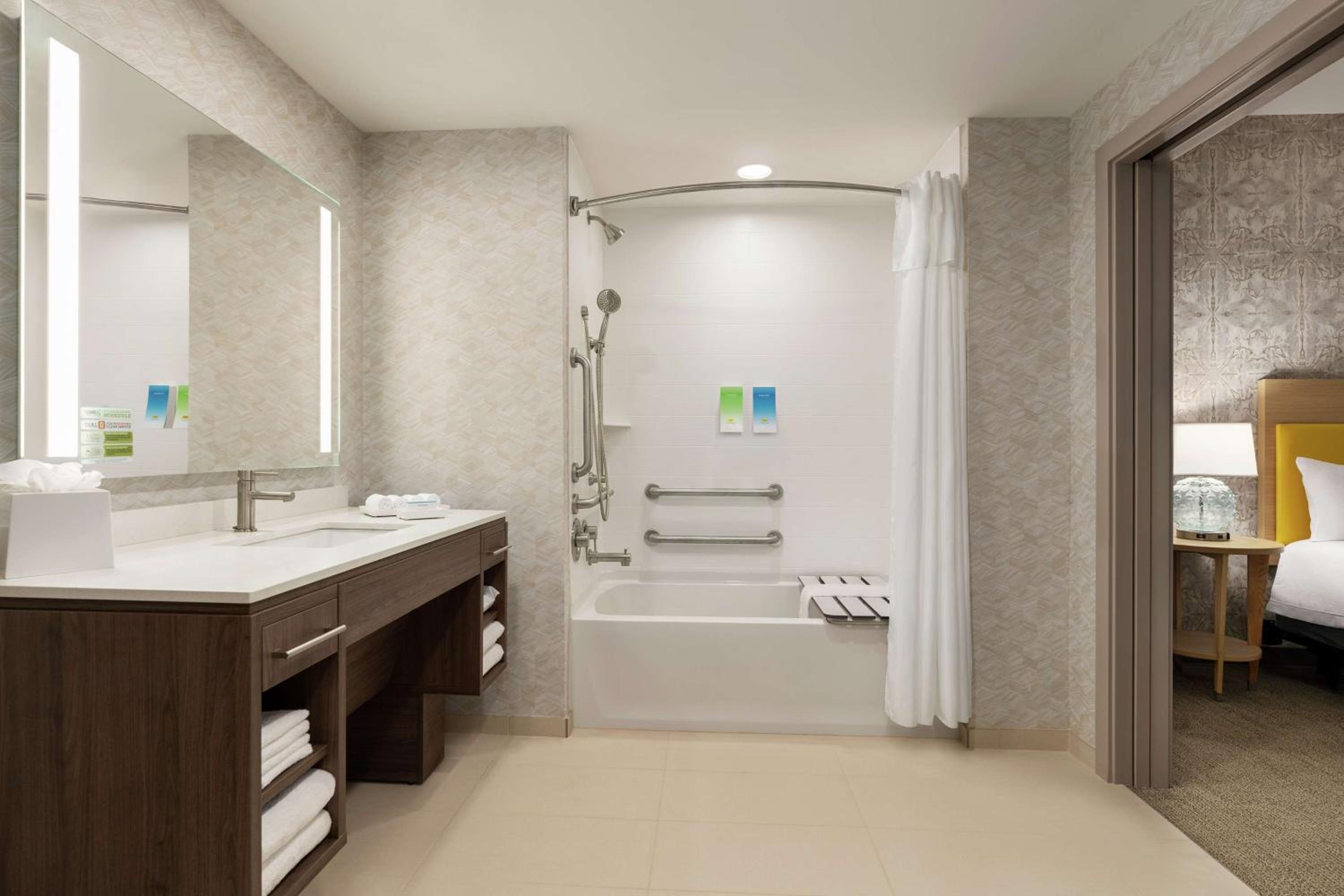 Queen Studio with Two Queen Beds - Mobility Access/Non-Smoking - Photo 5