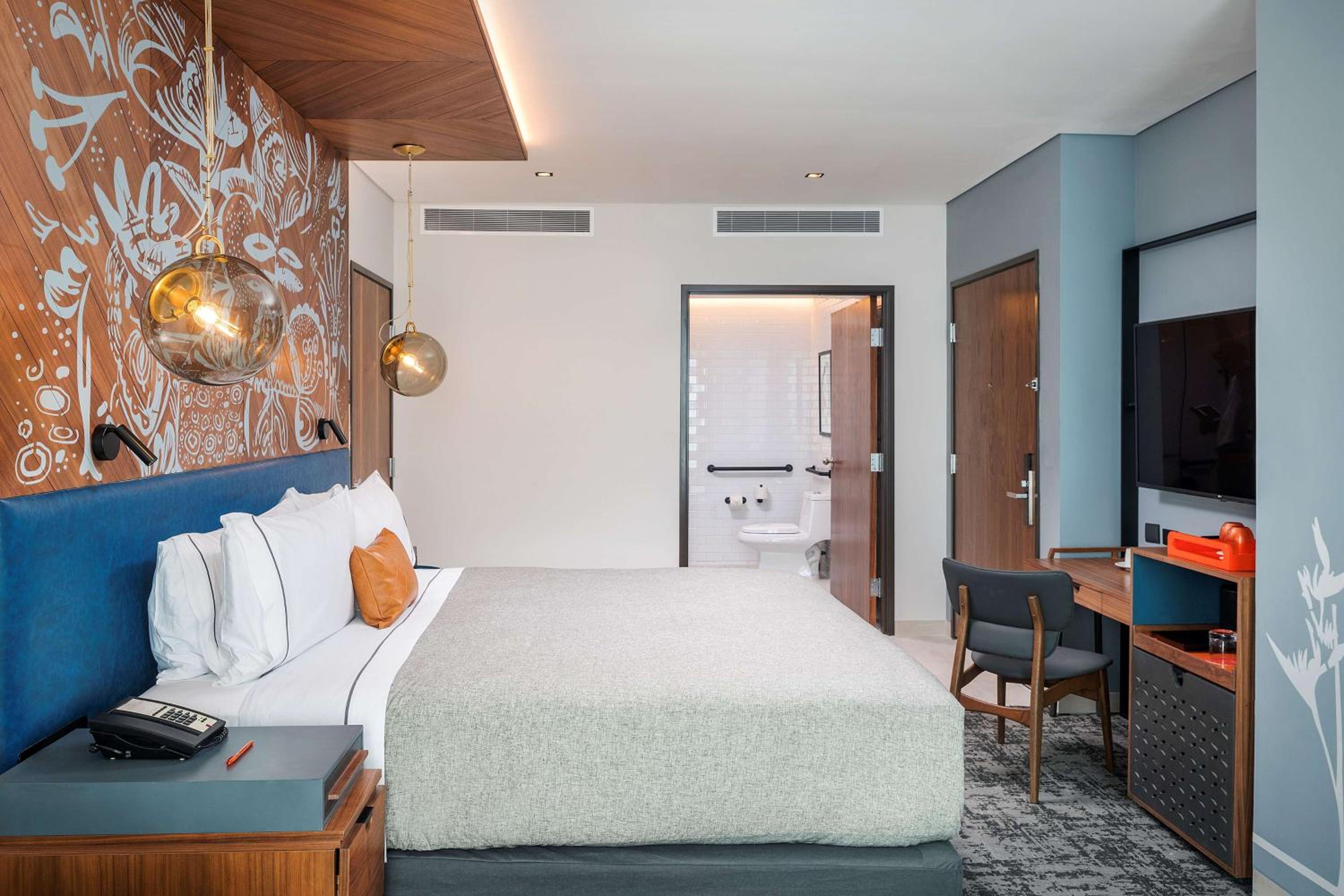 King Room with Mobility and Hearing Access/Non-Smoking
