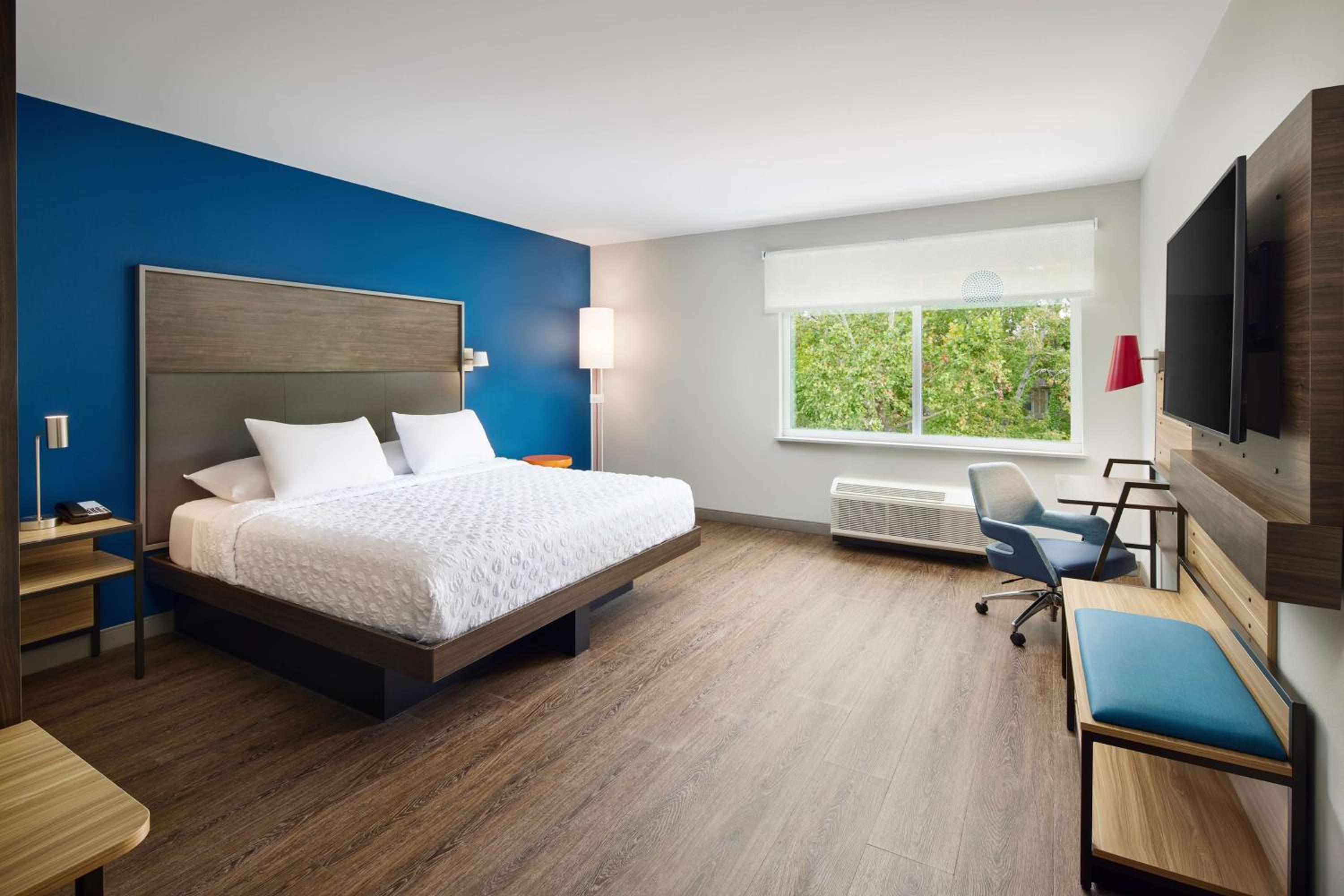 King Room with Roll-In Shower - Mobility Access - Photo 1