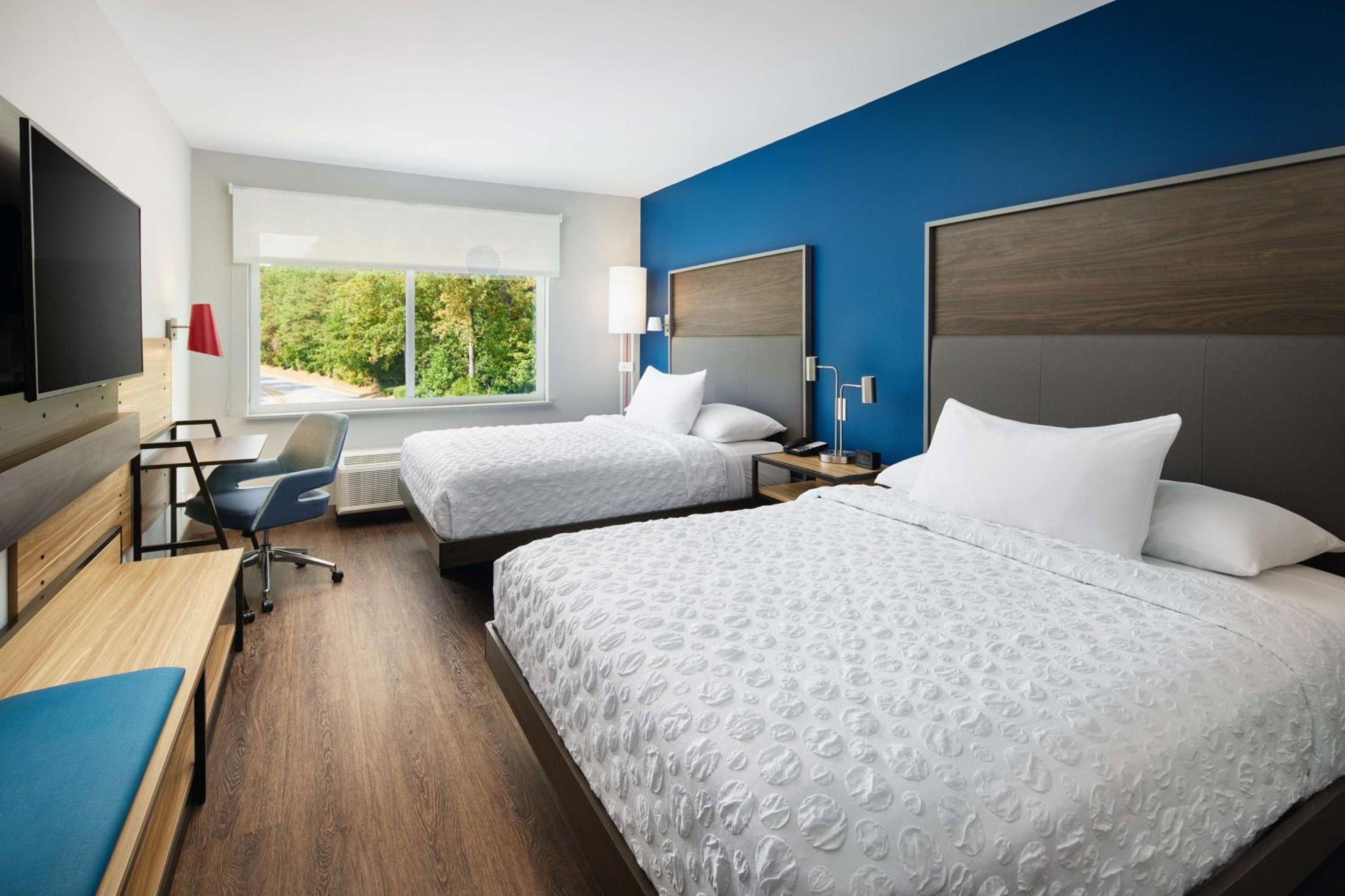 Queen Room with Two Queen Beds - Photo 1