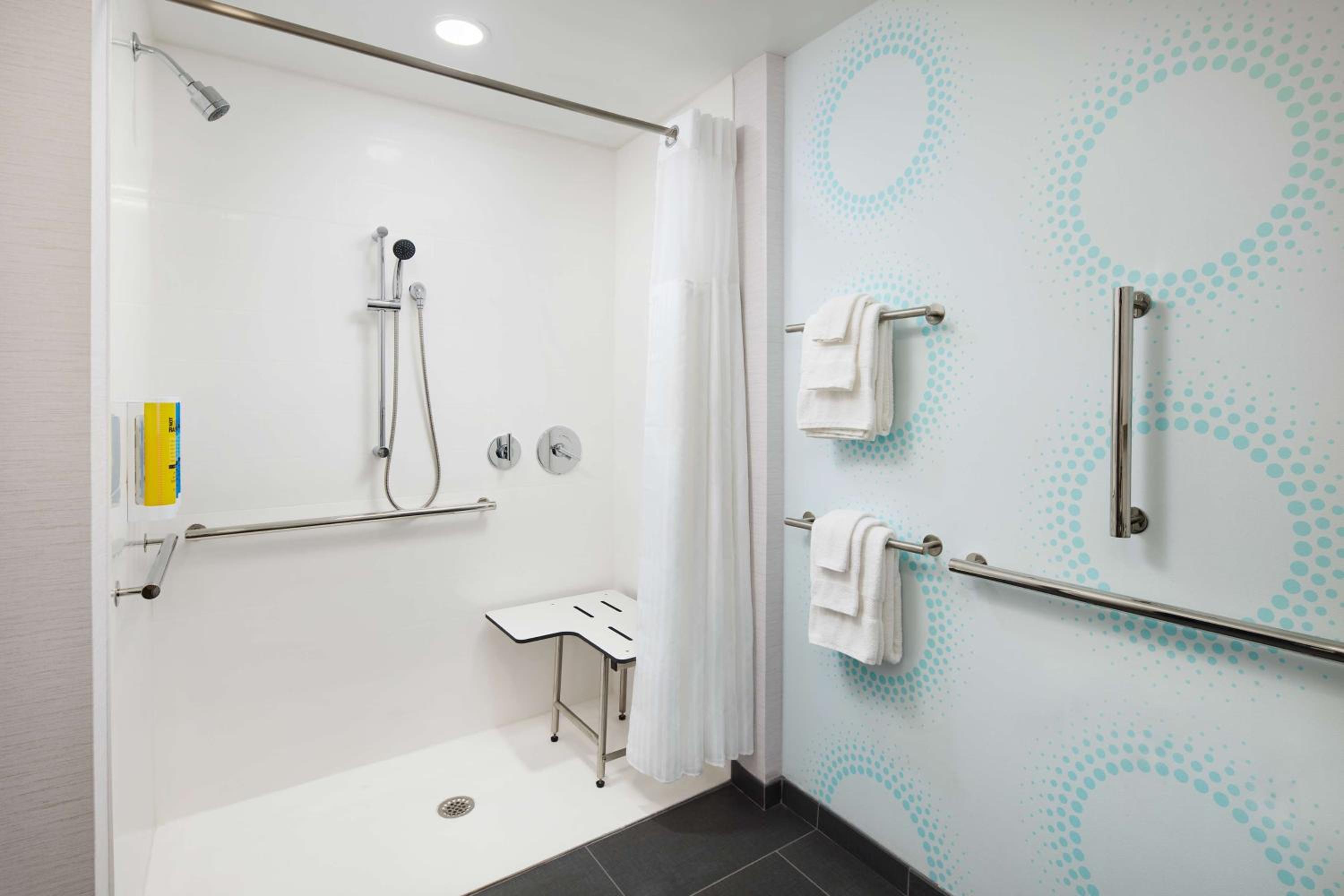 King Room with Roll-In Shower - Mobility Access - Photo 2