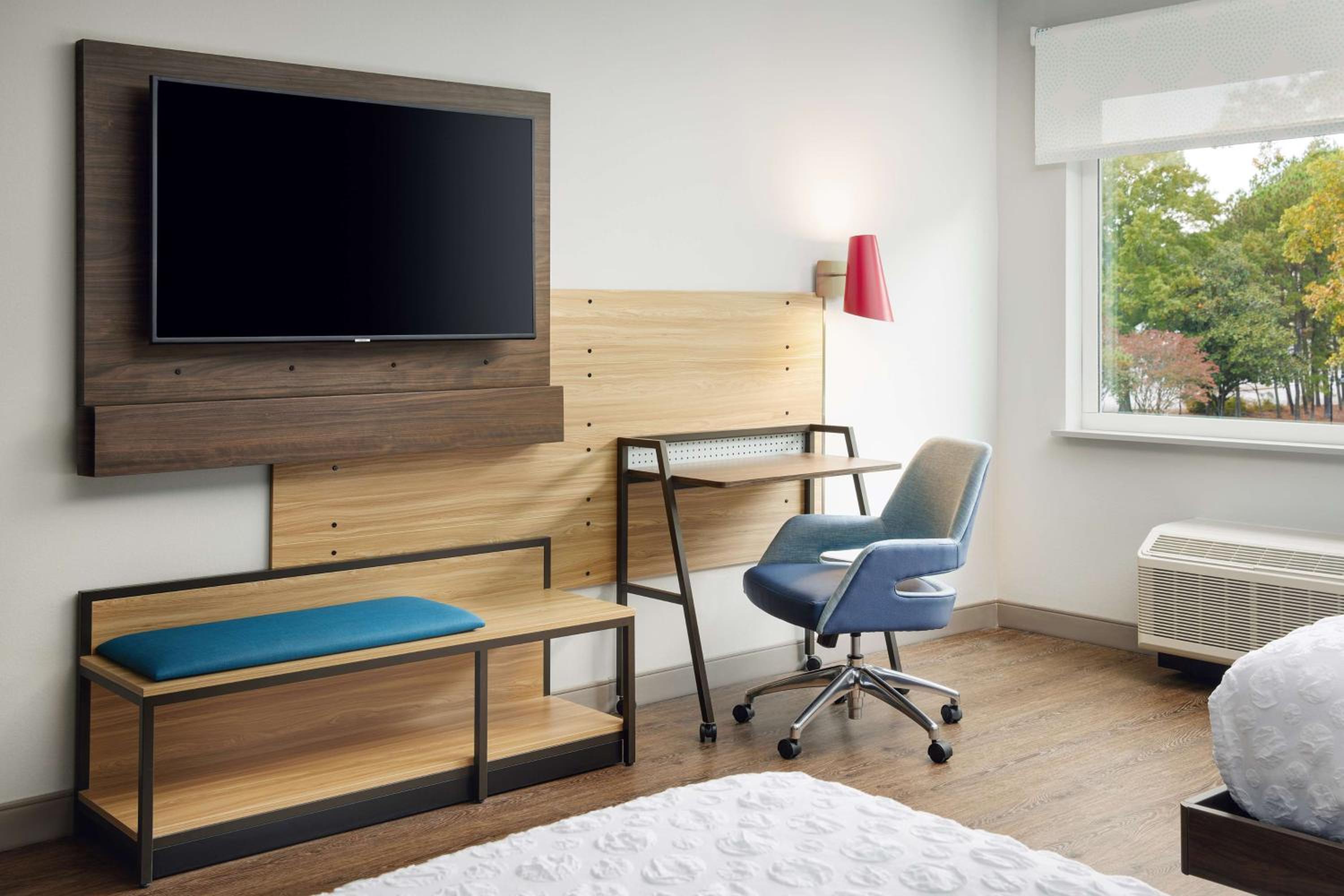 Queen Room with Two Queen Beds and Roll-In Shower - Mobility Access - Photo 5