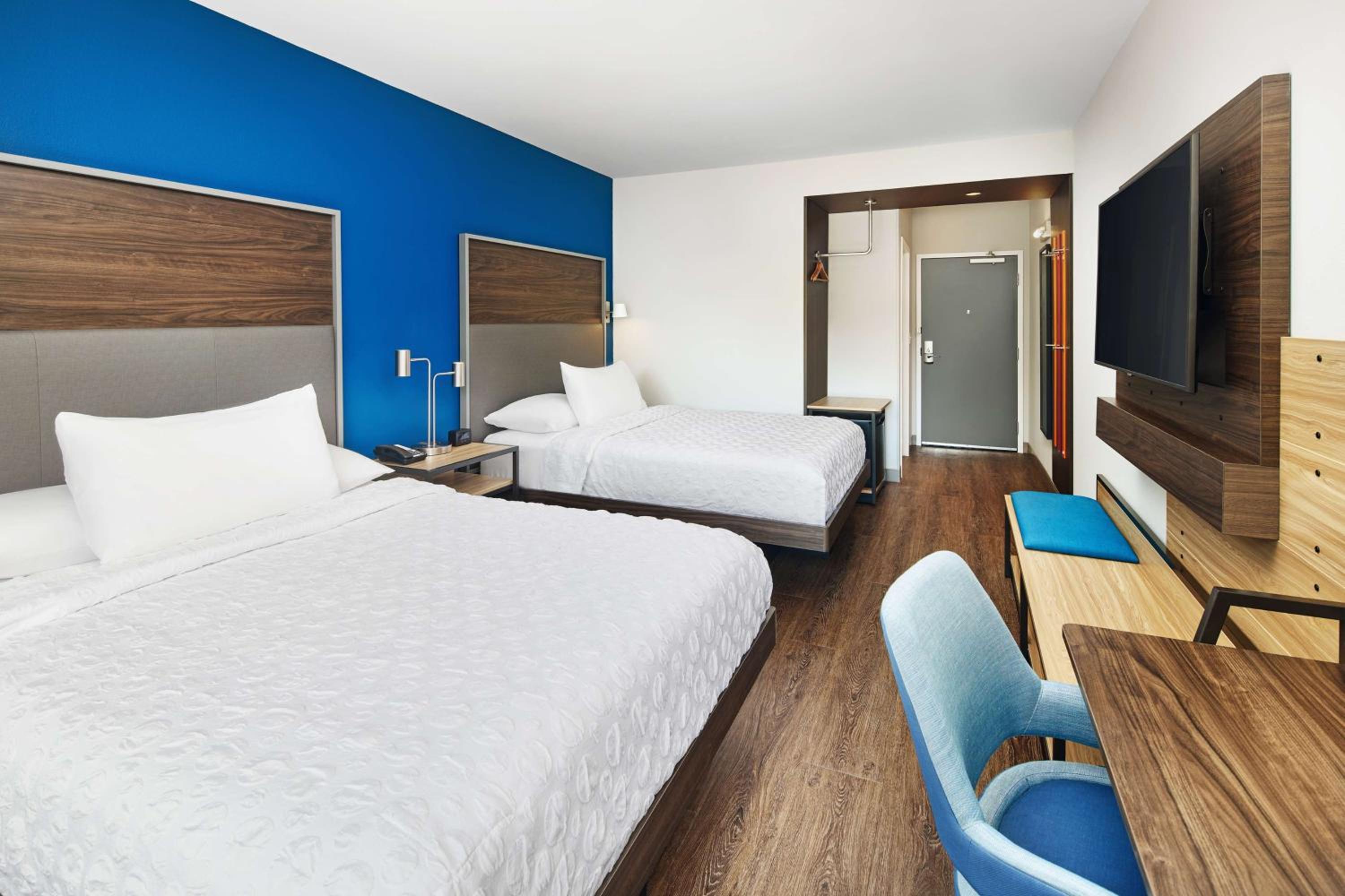 Queen Room with Two Queen Beds - Photo 4