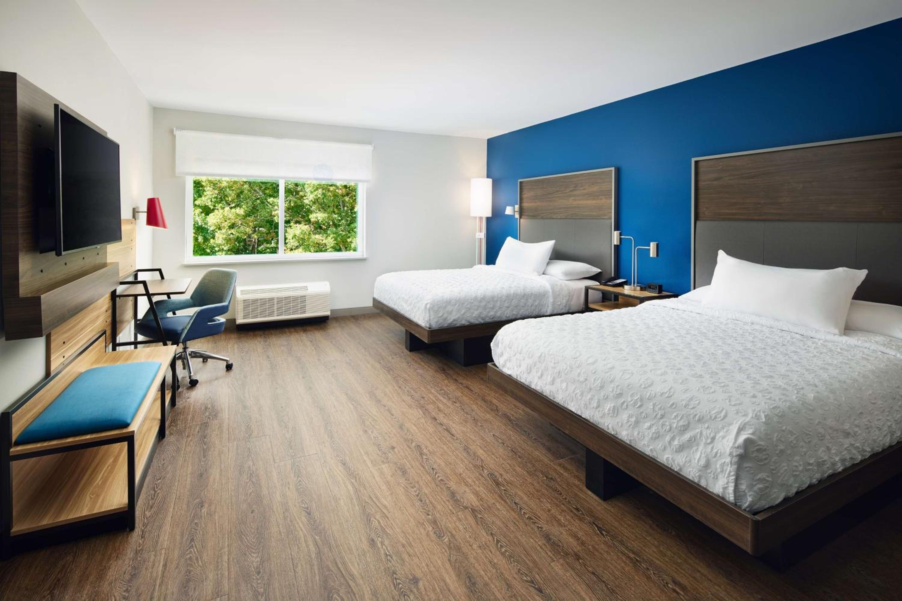 Queen Room with Two Queen Beds and Roll-In Shower - Mobility Access - Photo 3