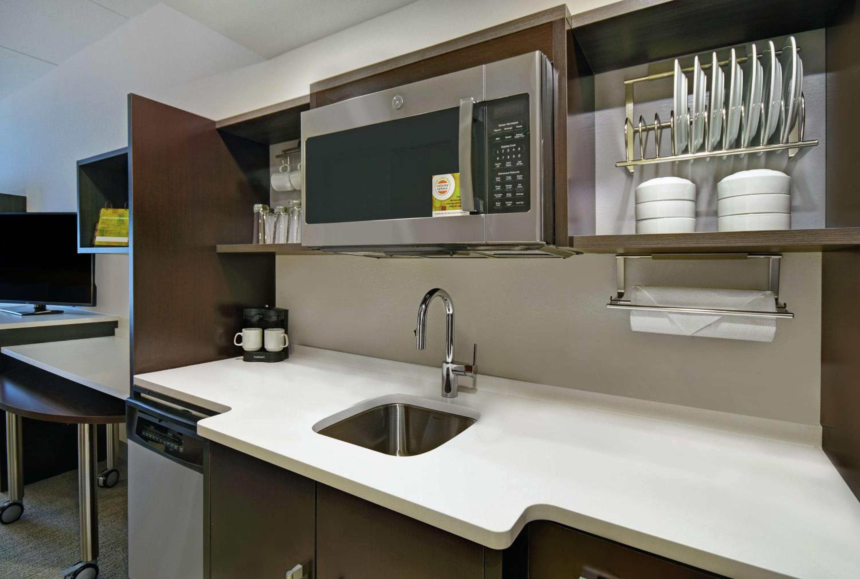 King Studio Suite - Non-Smoking - Photo 2